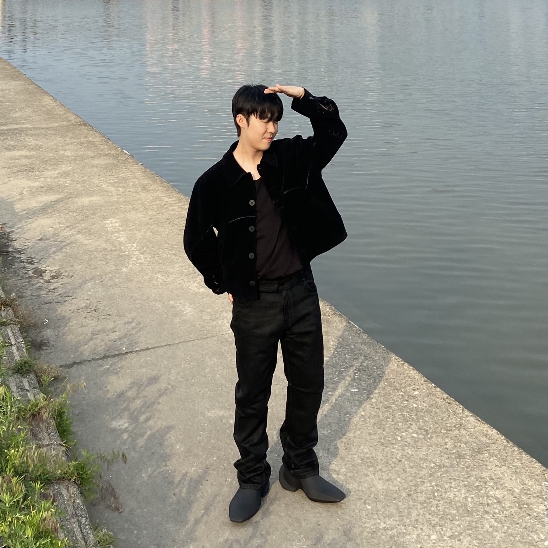 발렌시아가 러버 스페이스 슈 매트 블랙 착용 스타일 - 1