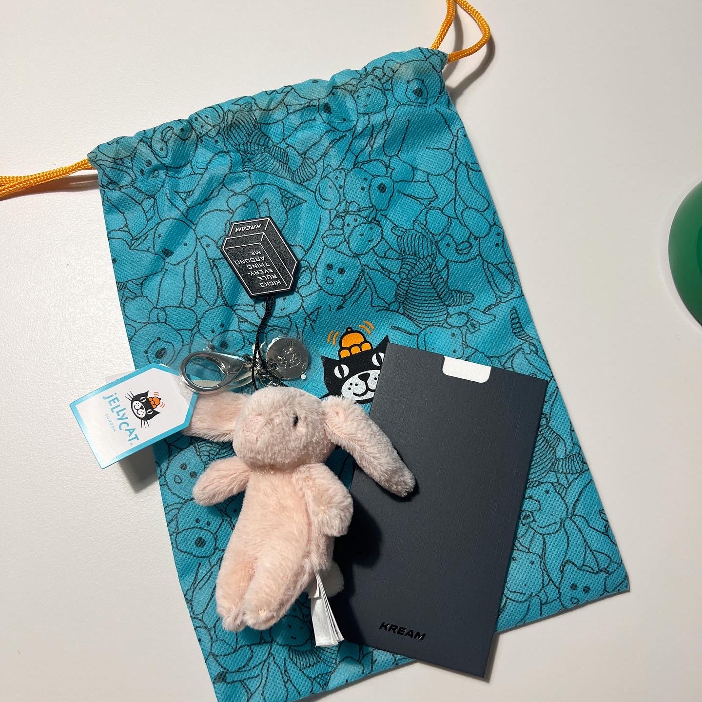 Jellycat Bashful Bunny Bag Charm Blush 착용 스타일 - 2