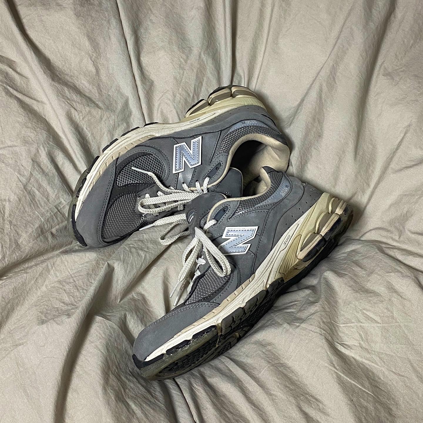 New Balance 2002R Premium Vintage Grey 착용 스타일