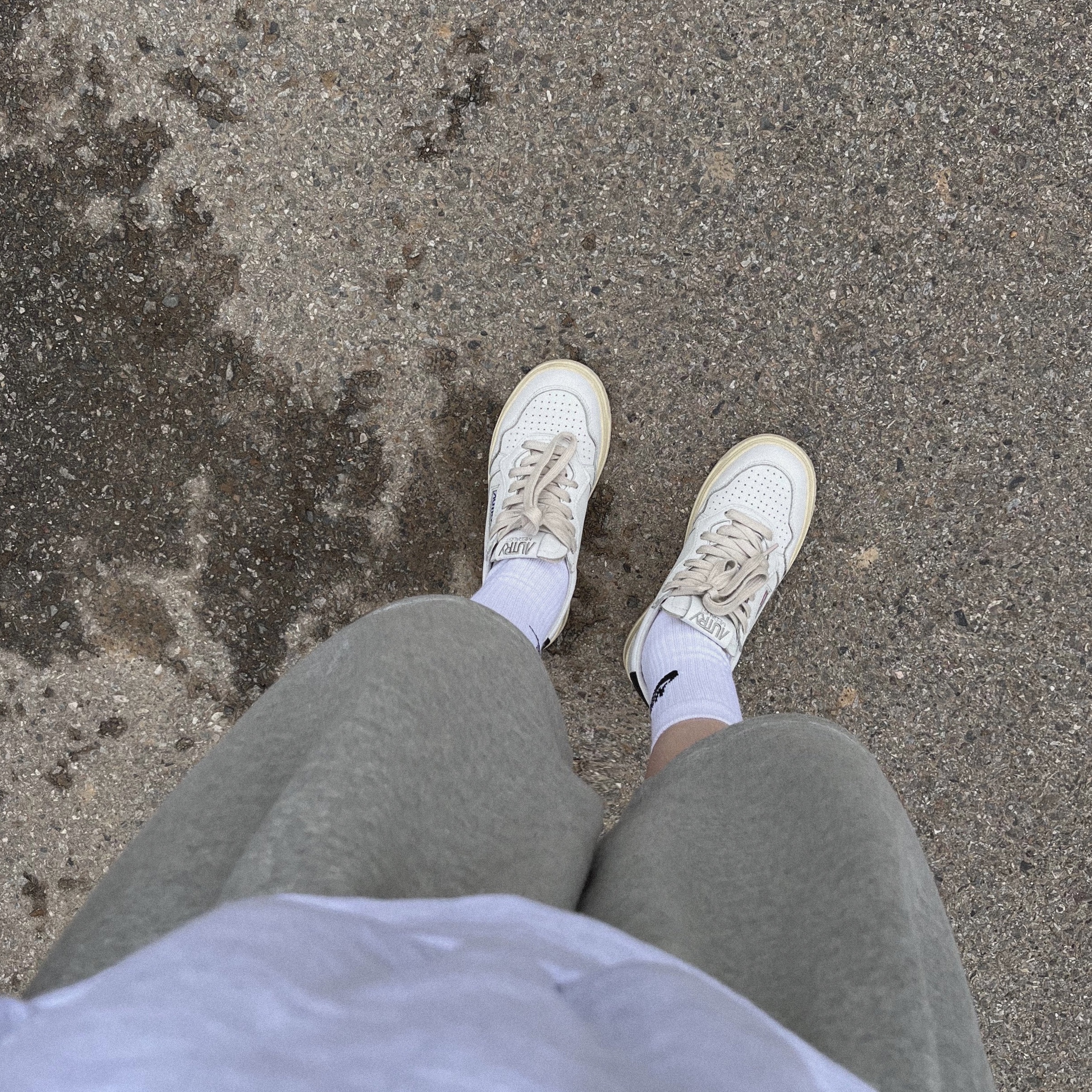 (W) Autry Medalist Low Leather Sneakers White Black 착용 스타일