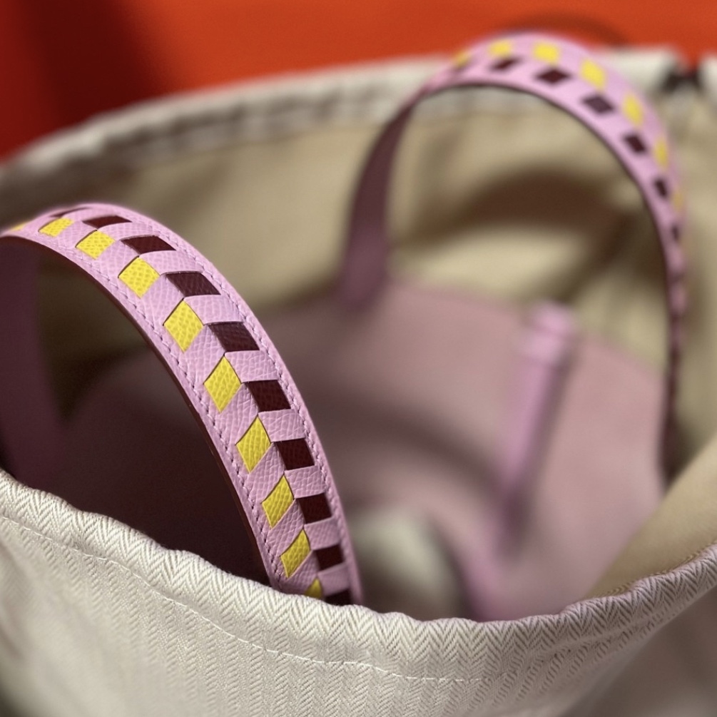 Hermes Picotin Lock 22 Bag Tressage Epsom & Palladium Mauve Sylvestre, Hermes Picotin Lock 18 Bag Clemence & Palladium Mauve Sylvestre 착용 스타일 - 1