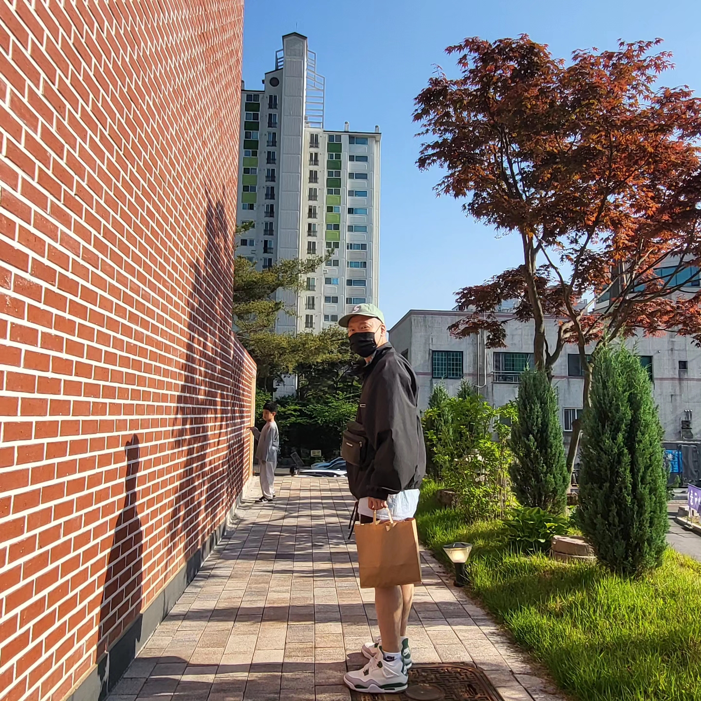 Supreme Pigment Print S Logo 6-Panel Light Sage - 22FW, Essentials Track Jacket Black - 20FW 착용 스타일