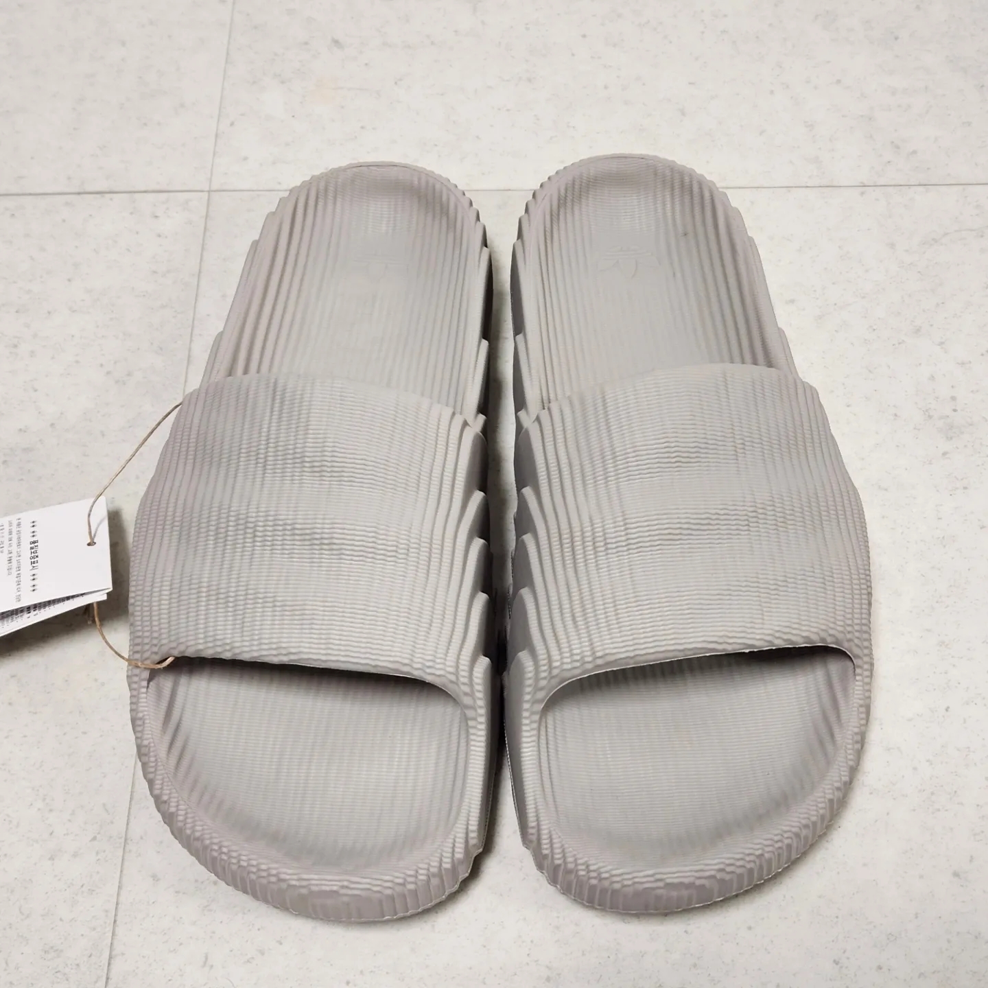Adidas Adilette 22 Clear Grey 착용 스타일 - 5
