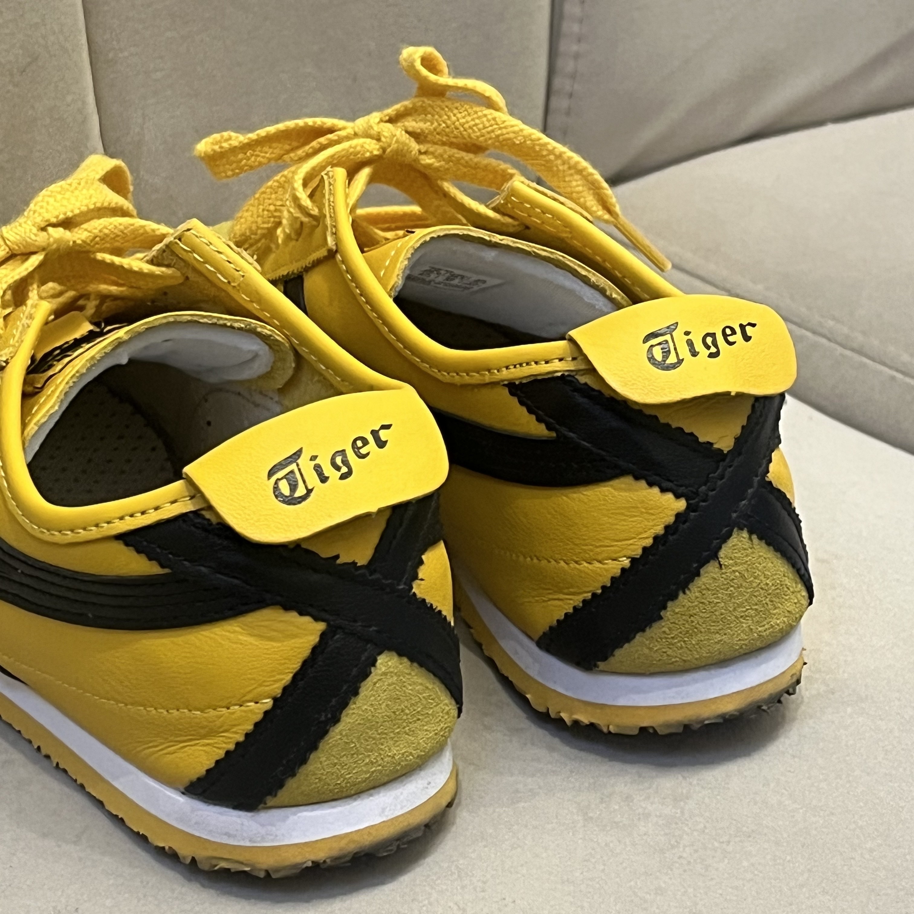 Onitsuka Tiger Mexico 66 Yellow Black 착용 스타일 - 3