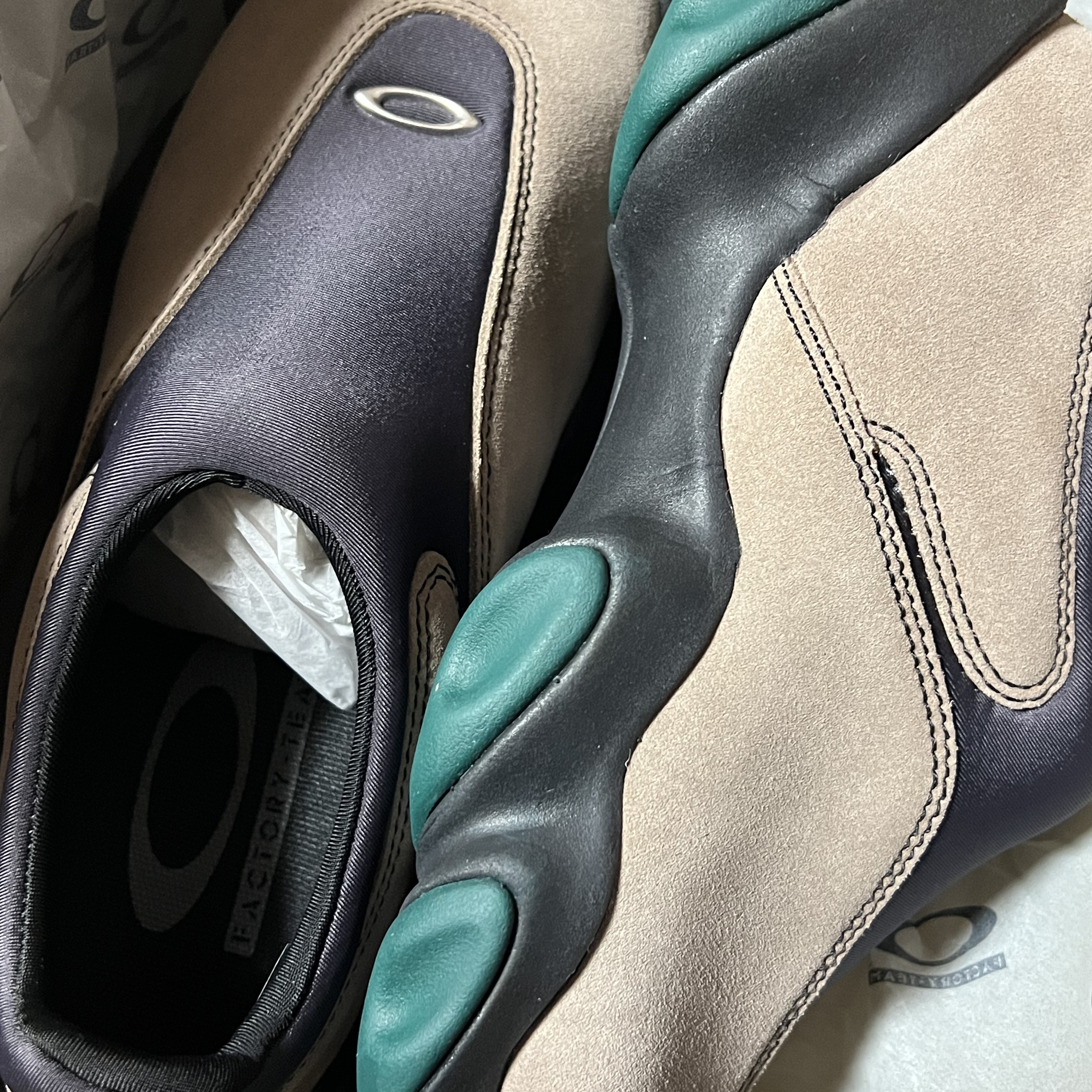 Oakley Factory Team x Brain Dead Suede Flesh Taupe, Oakley Factory Team x Brain Dead Chop Saw Black 착용 스타일 - 1