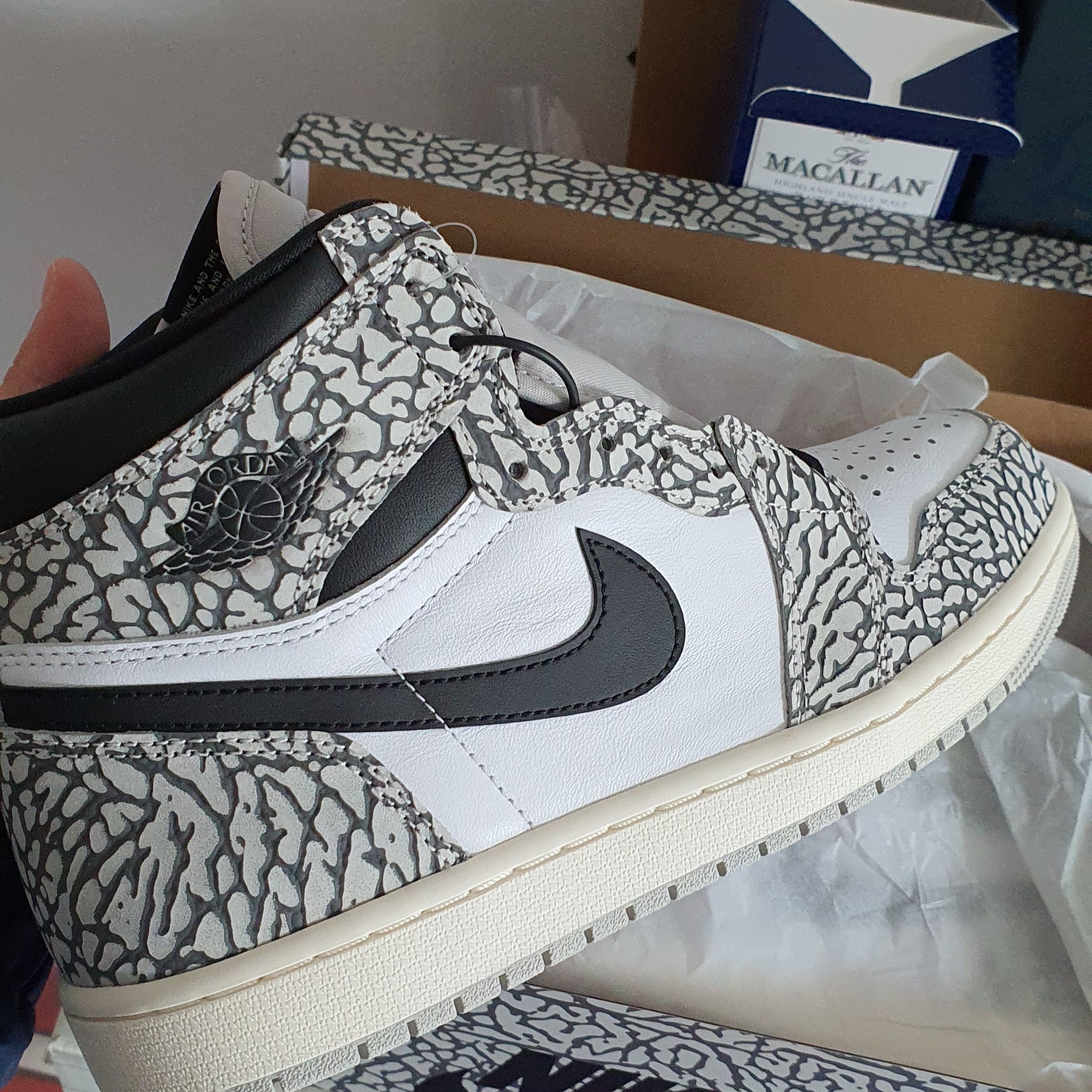 Jordan 1 Retro High OG White Cement 착용 스타일 - 1