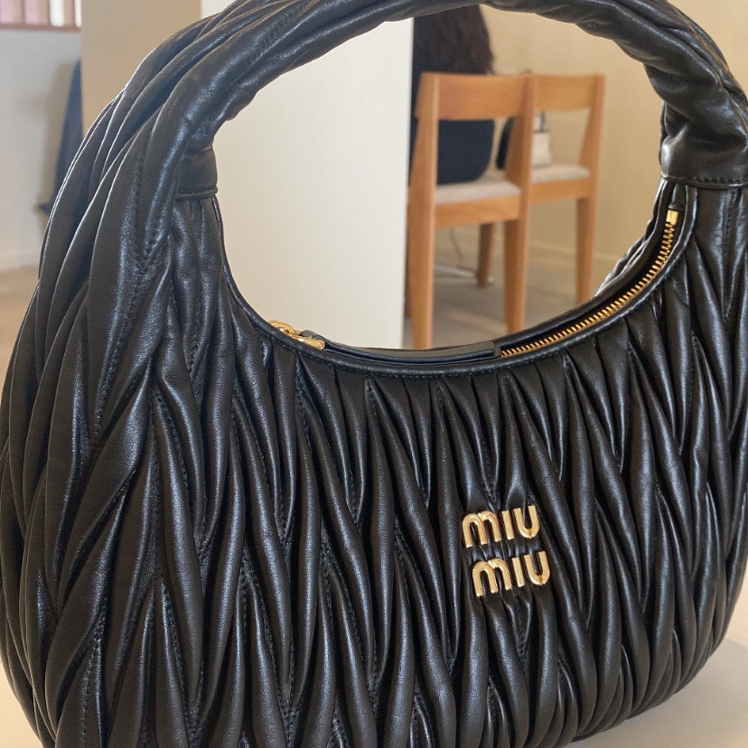 Miu Miu Wander Matelasse Nappa Leather Hobo Bag Black 착용 스타일