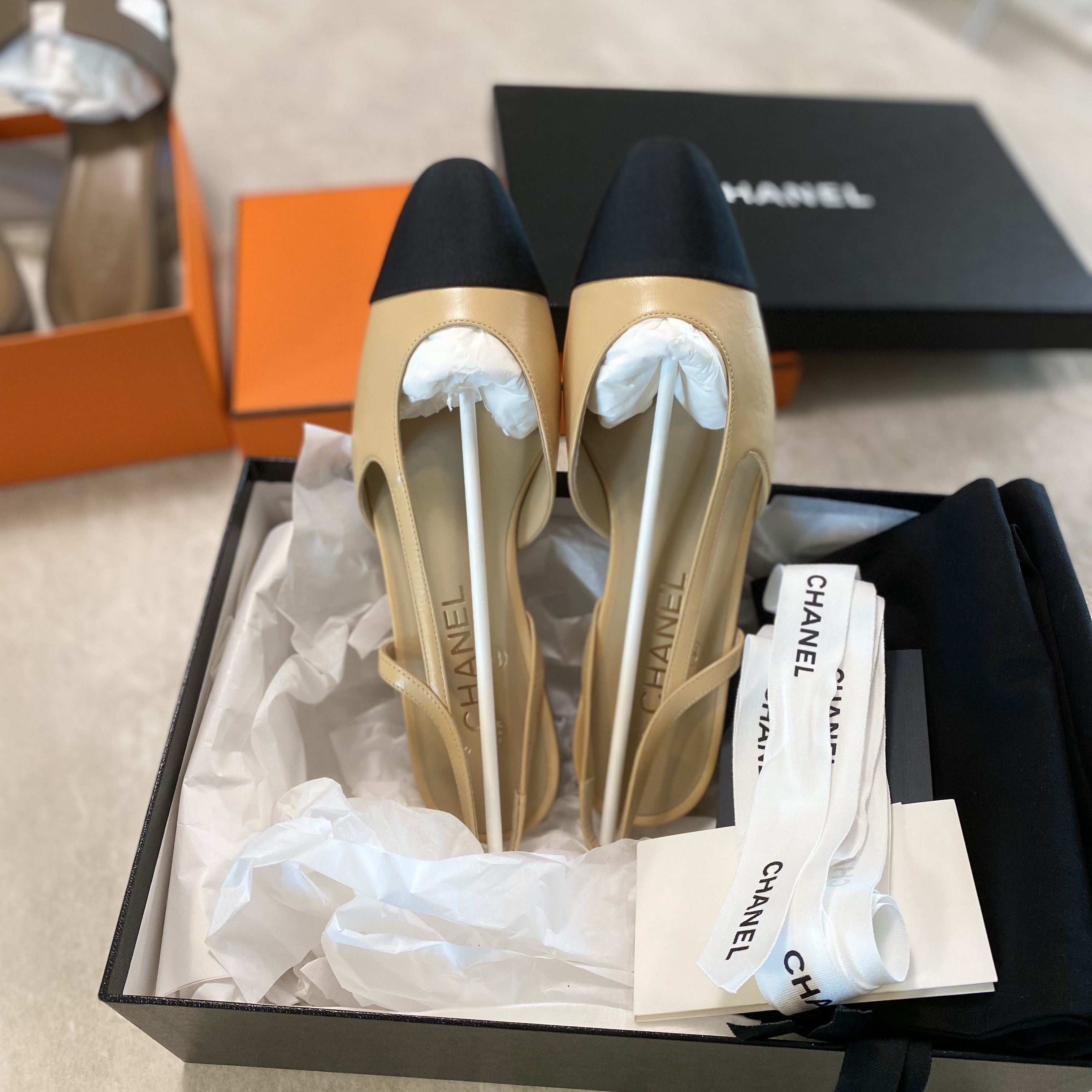 (W) Chanel Slingbacks Goatskin Grosgrain & Beige Black 착용 스타일