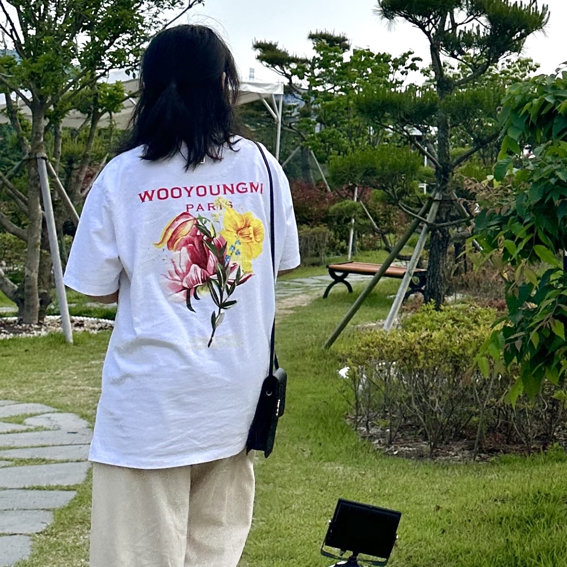 Wooyoungmi Flower Print Back Logo T-Shirt White - 22SS 착용 스타일