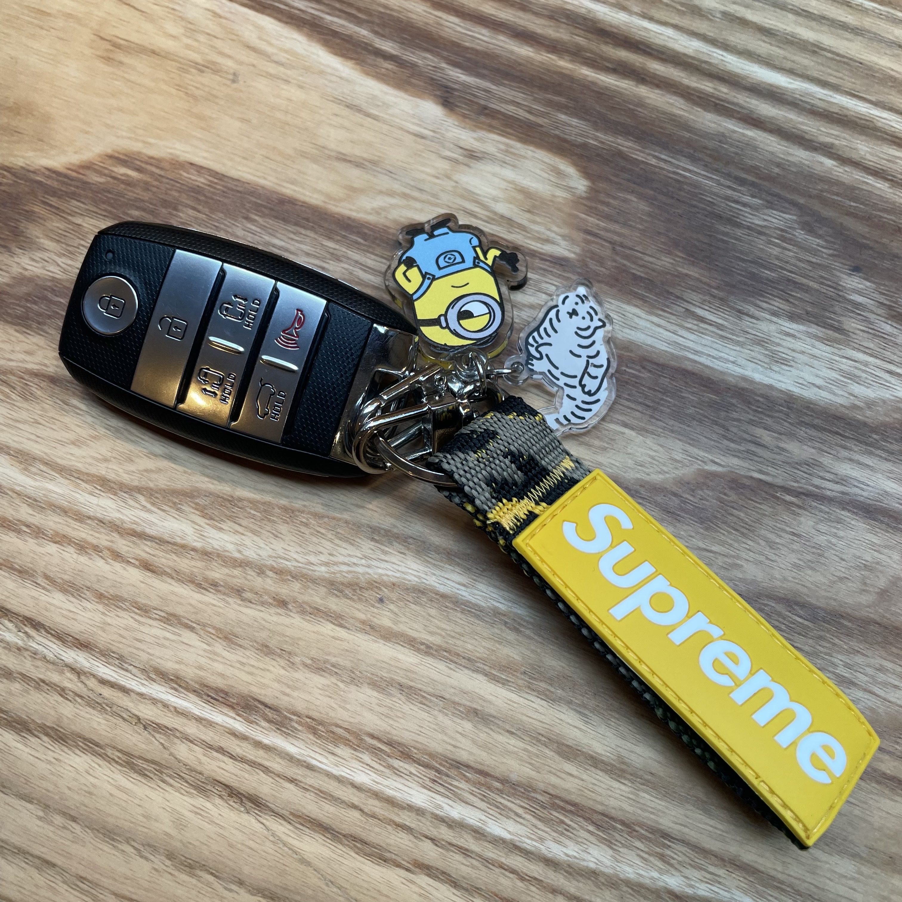 Supreme Webbing Keychain Yellow Camo - 23SS 착용 스타일