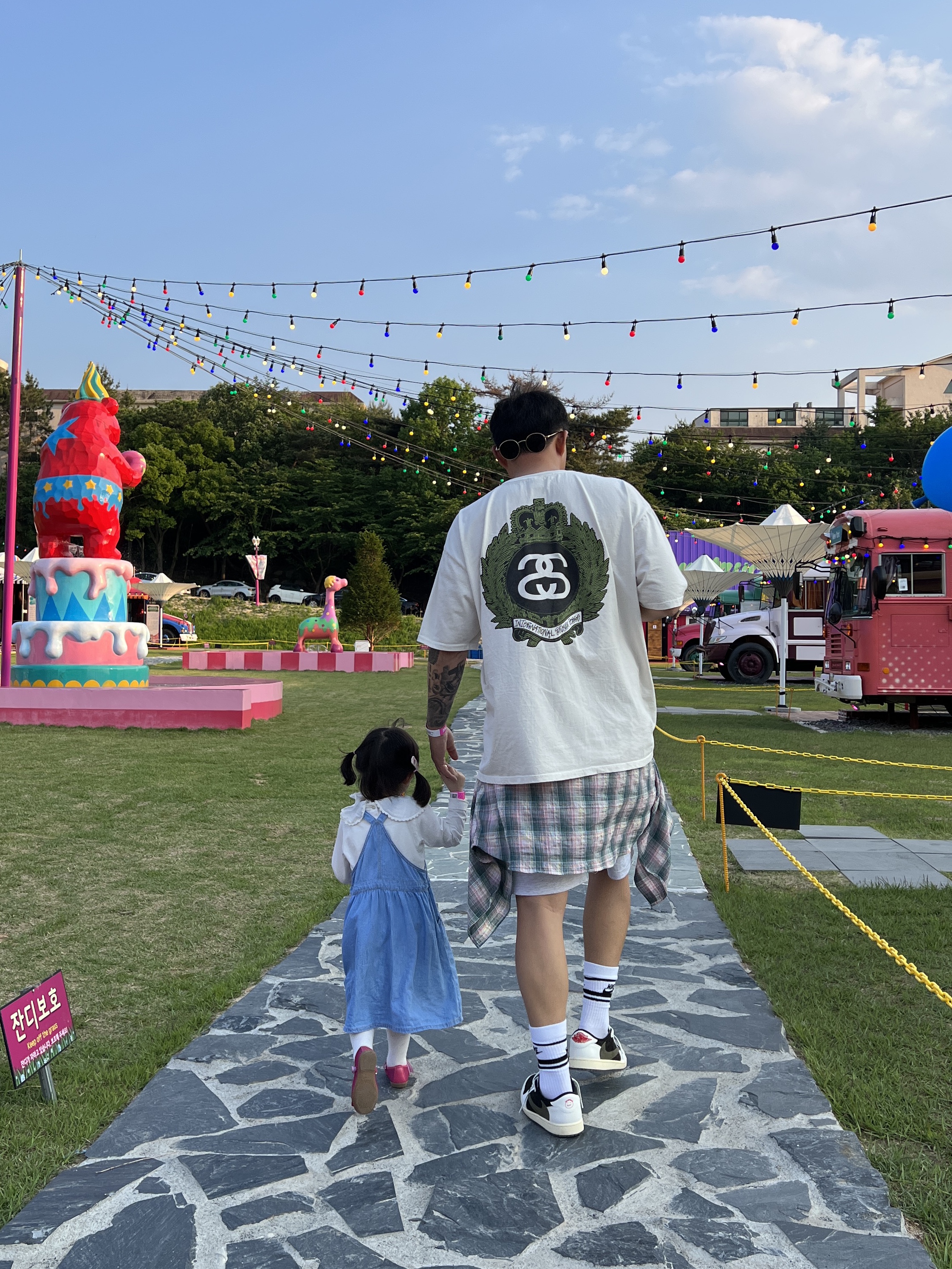 Stussy Crown Wreath Pigment Dyed T-Shirt Natural, (W) Jordan 1 x Travis Scott Retro Low OG SP Medium Olive 착용 스타일 - 1