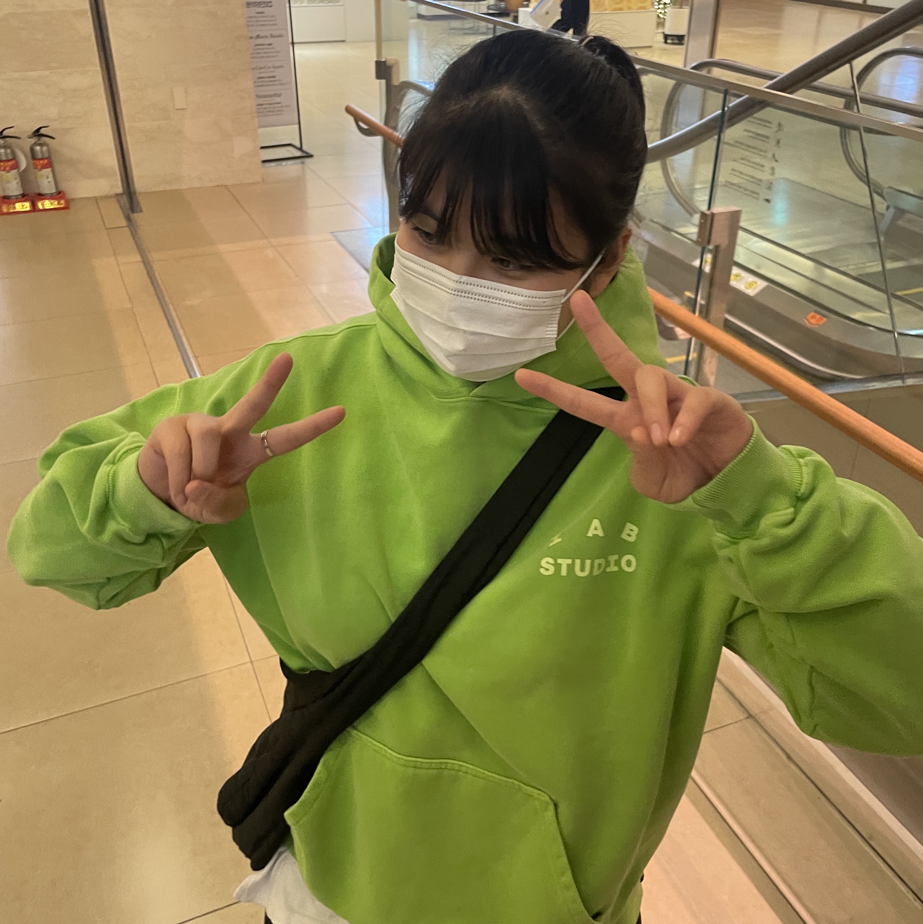 Adidas Yeezy Slide Resin 2022, IAB Studio Pigment Hoodie & Sack Apple Green 착용 스타일 - 2