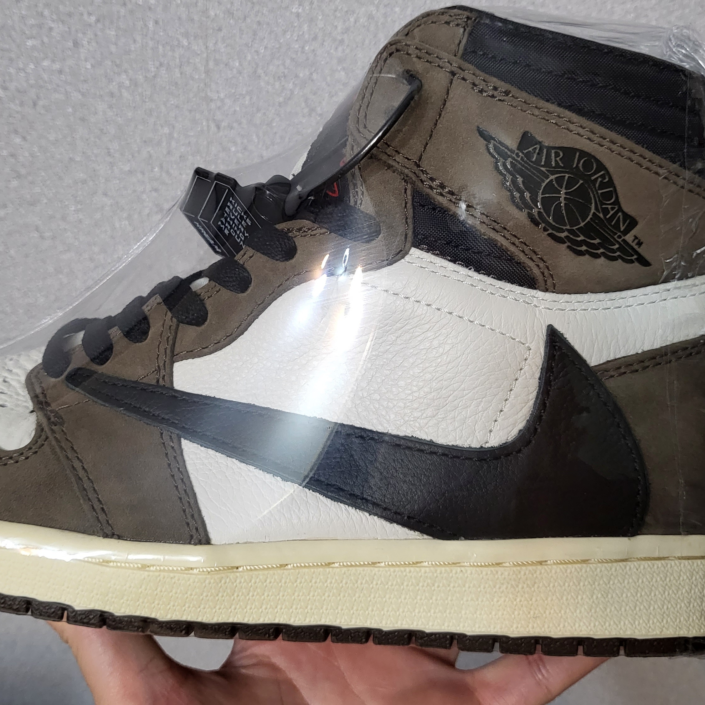 Jordan 1 x Travis Scott Retro High OG SP Mocha 착용 스타일 - 2