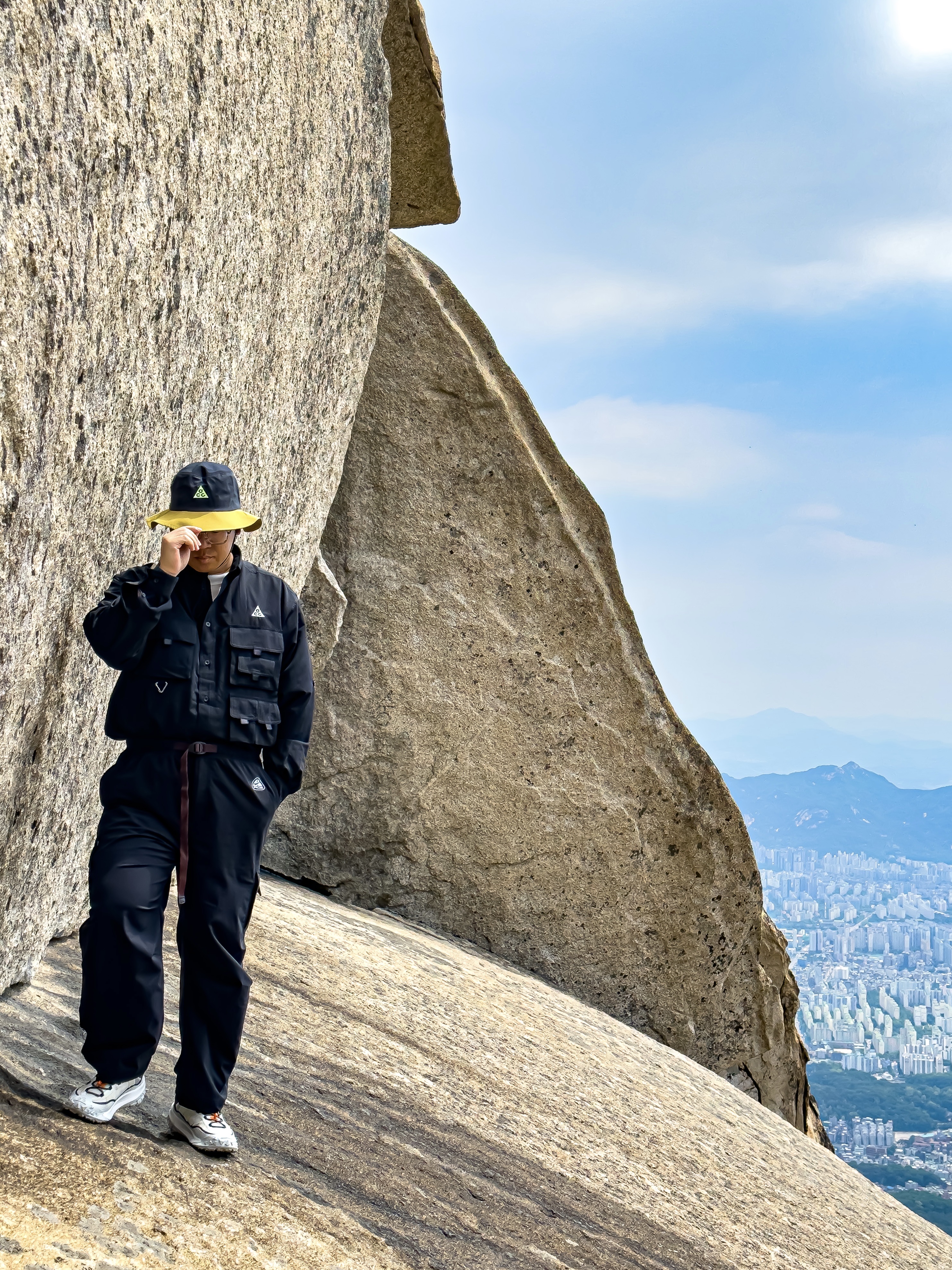 Nike ACG Oregon Series Cargo Pants Black - Asia, Nike ACG Dri-Fit UV Devastation Trail Shirt Black Summit White - Asia 착용 스타일