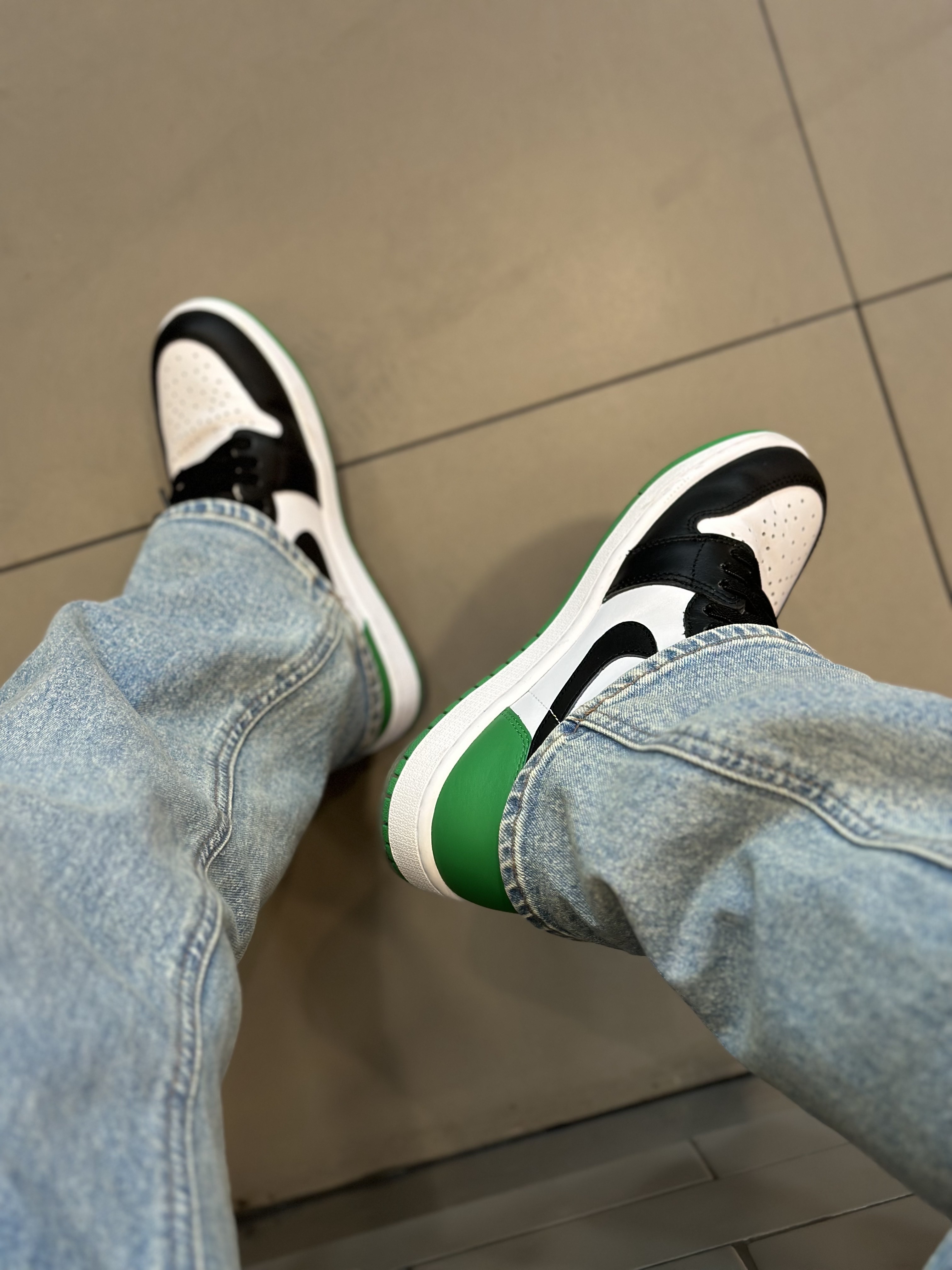 Jordan 1 Retro High OG Black and Lucky Green 착용 스타일