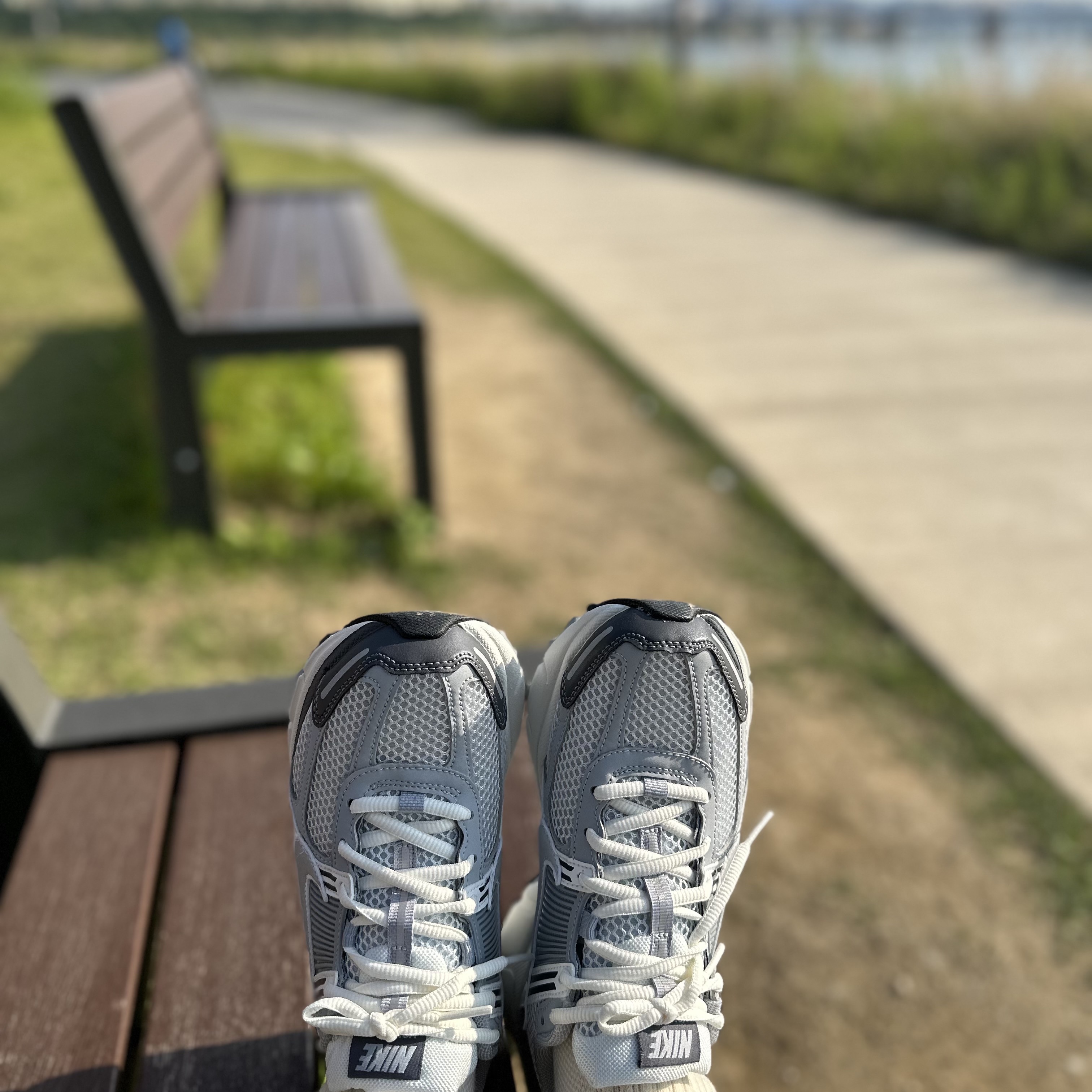 (W) Nike Zoom Vomero 5 Pure Platinum Metallic Silver 착용 스타일