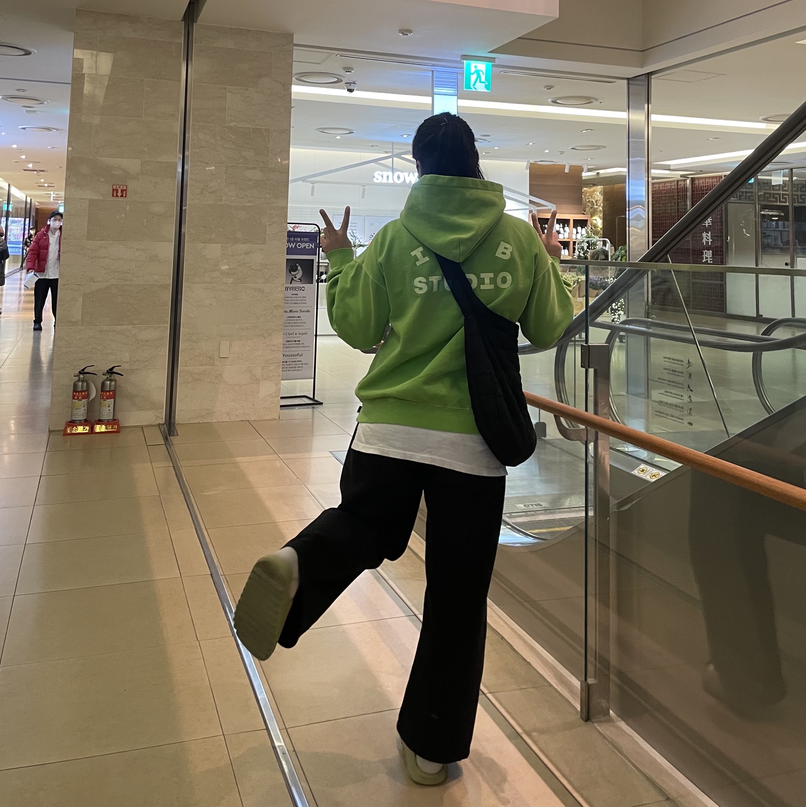 Adidas Yeezy Slide Resin 2022, IAB Studio Pigment Hoodie & Sack Apple Green 착용 스타일 - 1