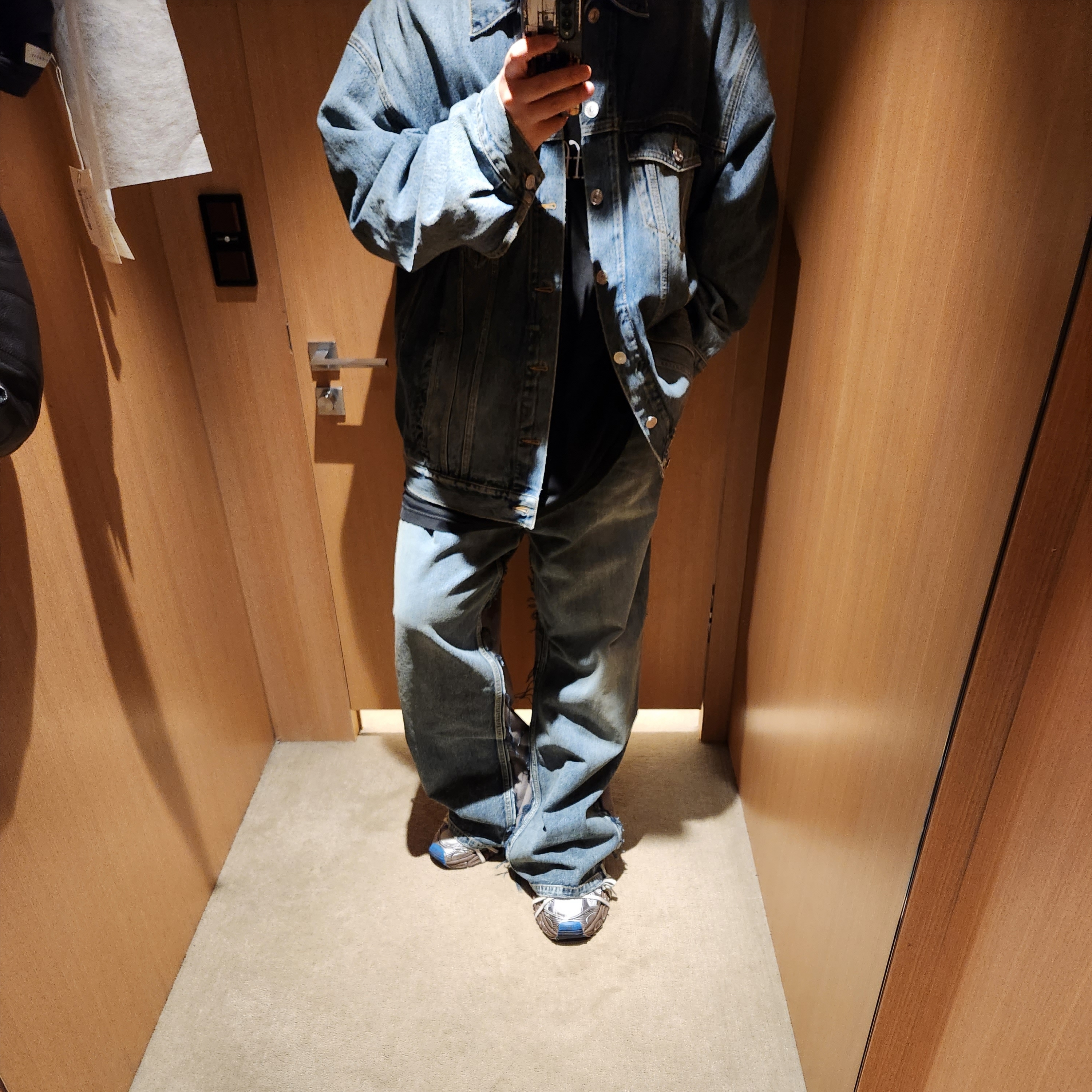 Balenciaga Hybrid Baggy Pants Light Blue 착용 스타일