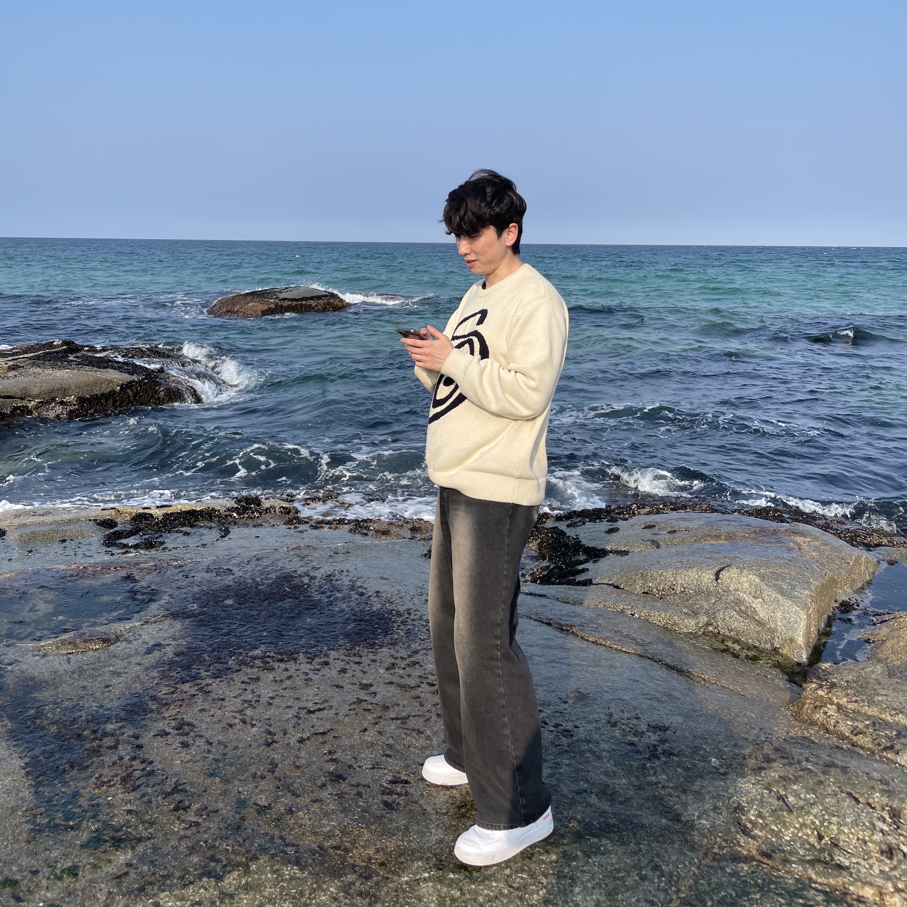 Nike x Supreme Air Force 1 Low White, Stussy Curly S Sweater Natural 착용 스타일