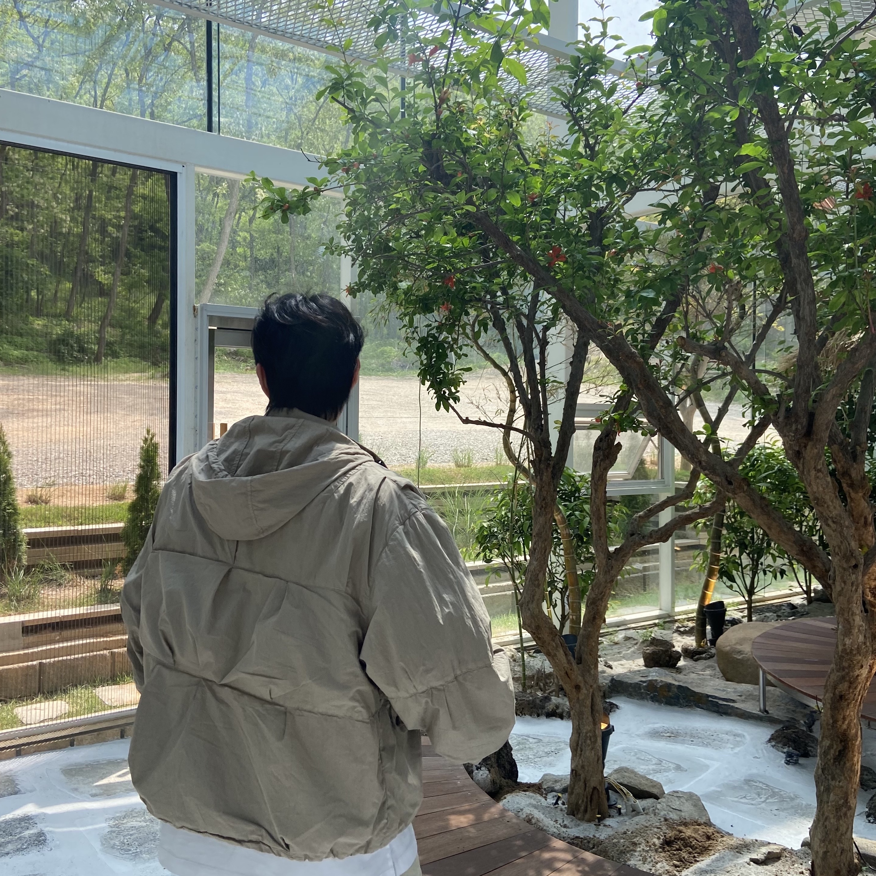 Our Legacy Exhale Puffa Parachute Poplin Metallic Sand 착용 스타일
