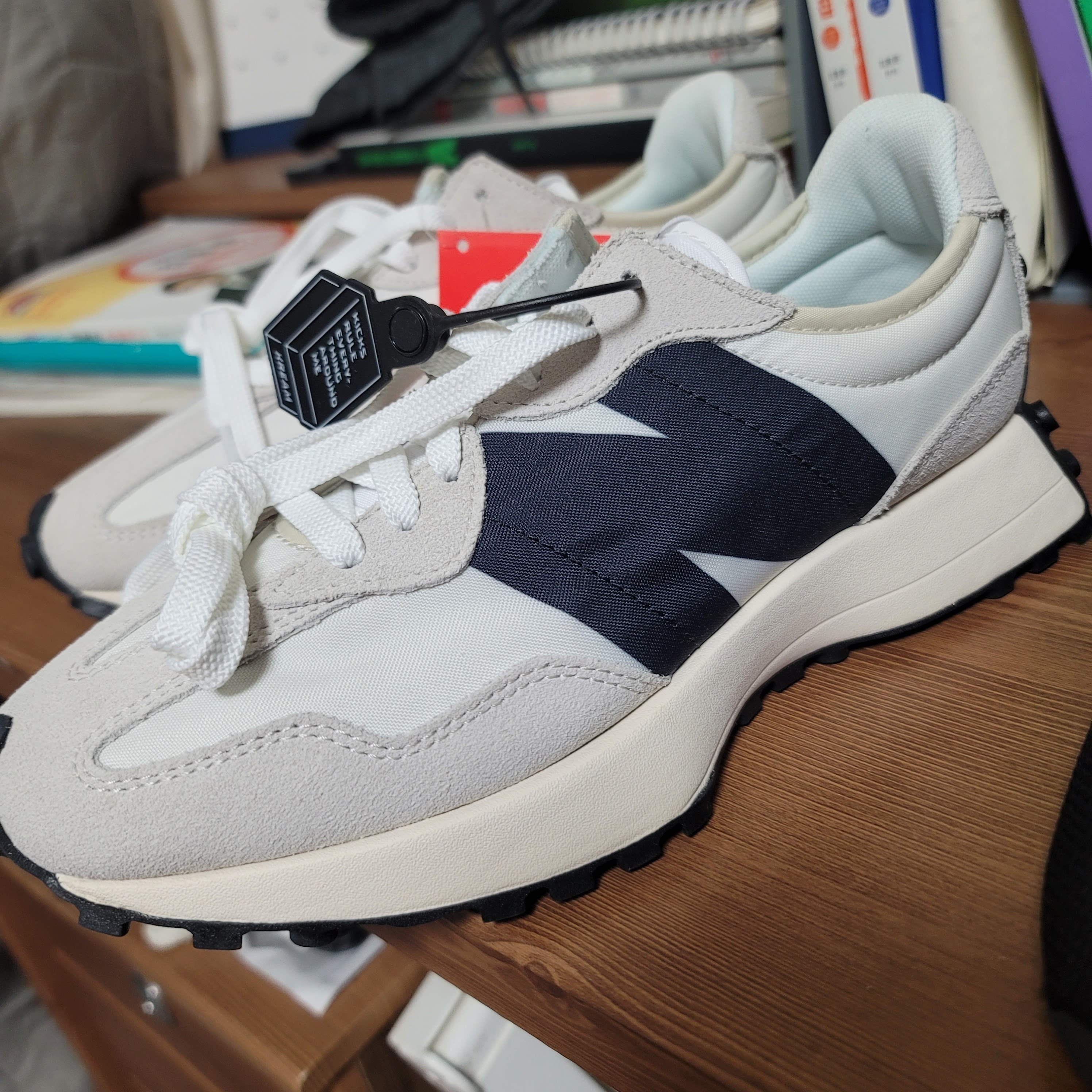 New Balance 327 White Black 착용 스타일
