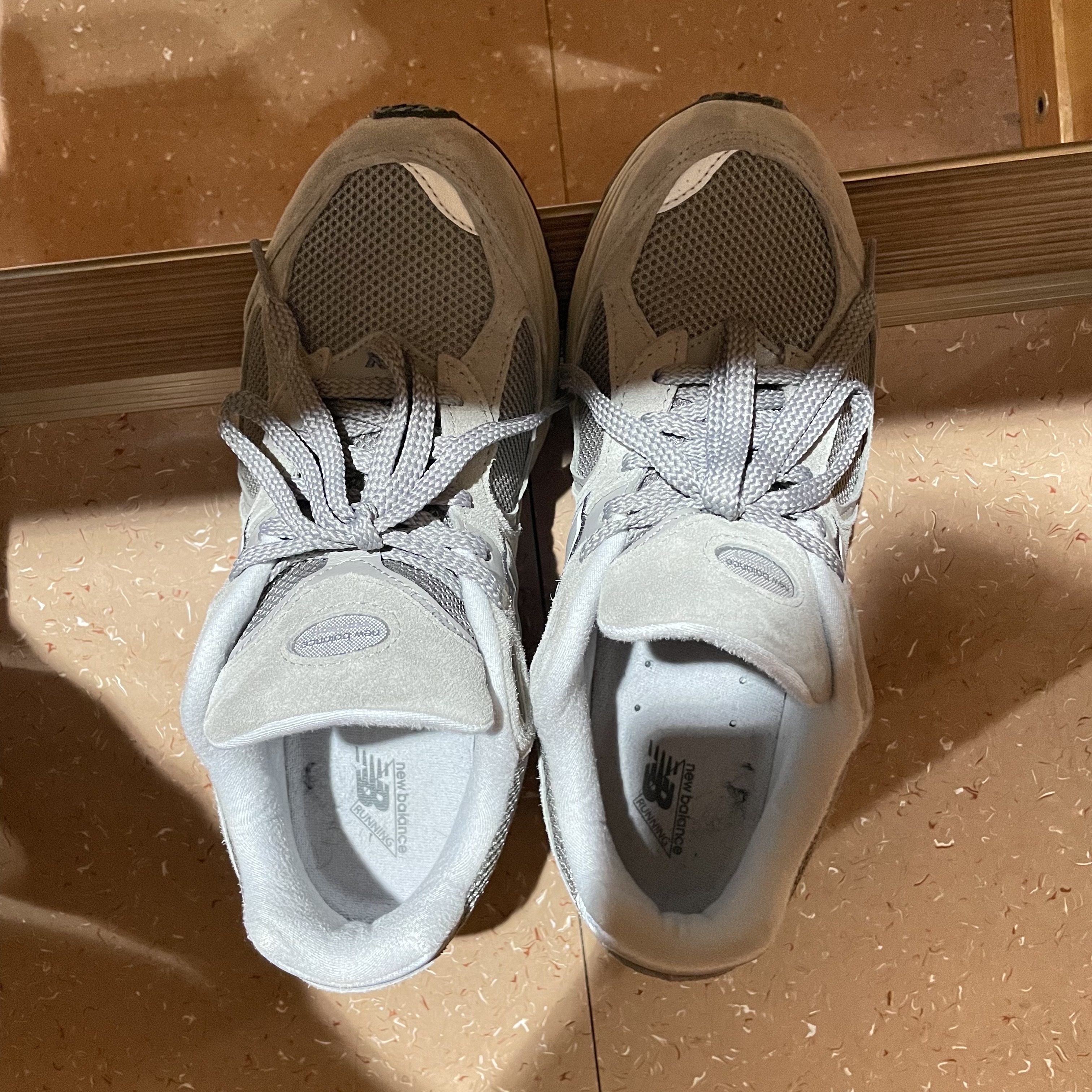 New Balance 2002R Grey 착용 스타일