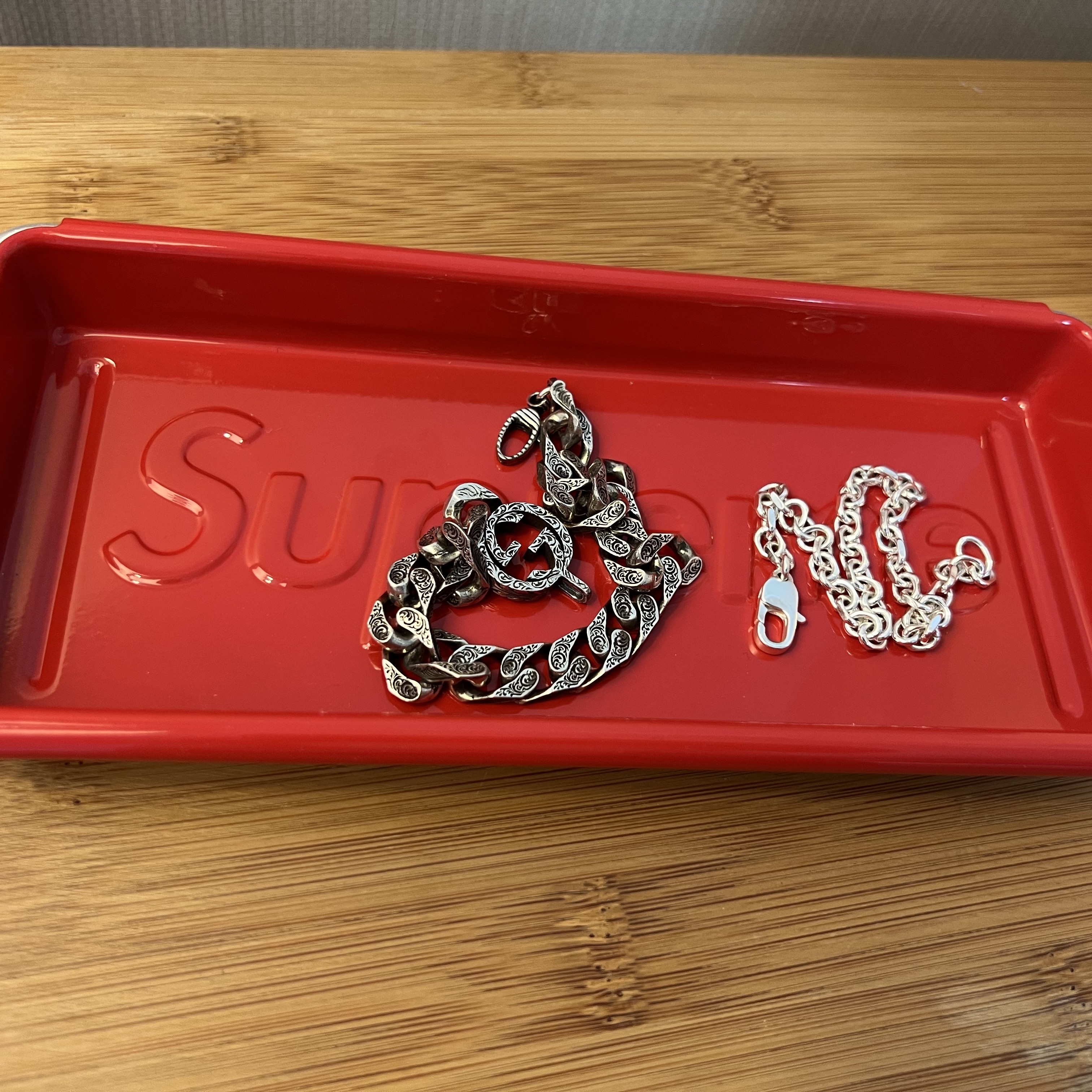Supreme x Dulton Tray Red - 23SS 착용 스타일