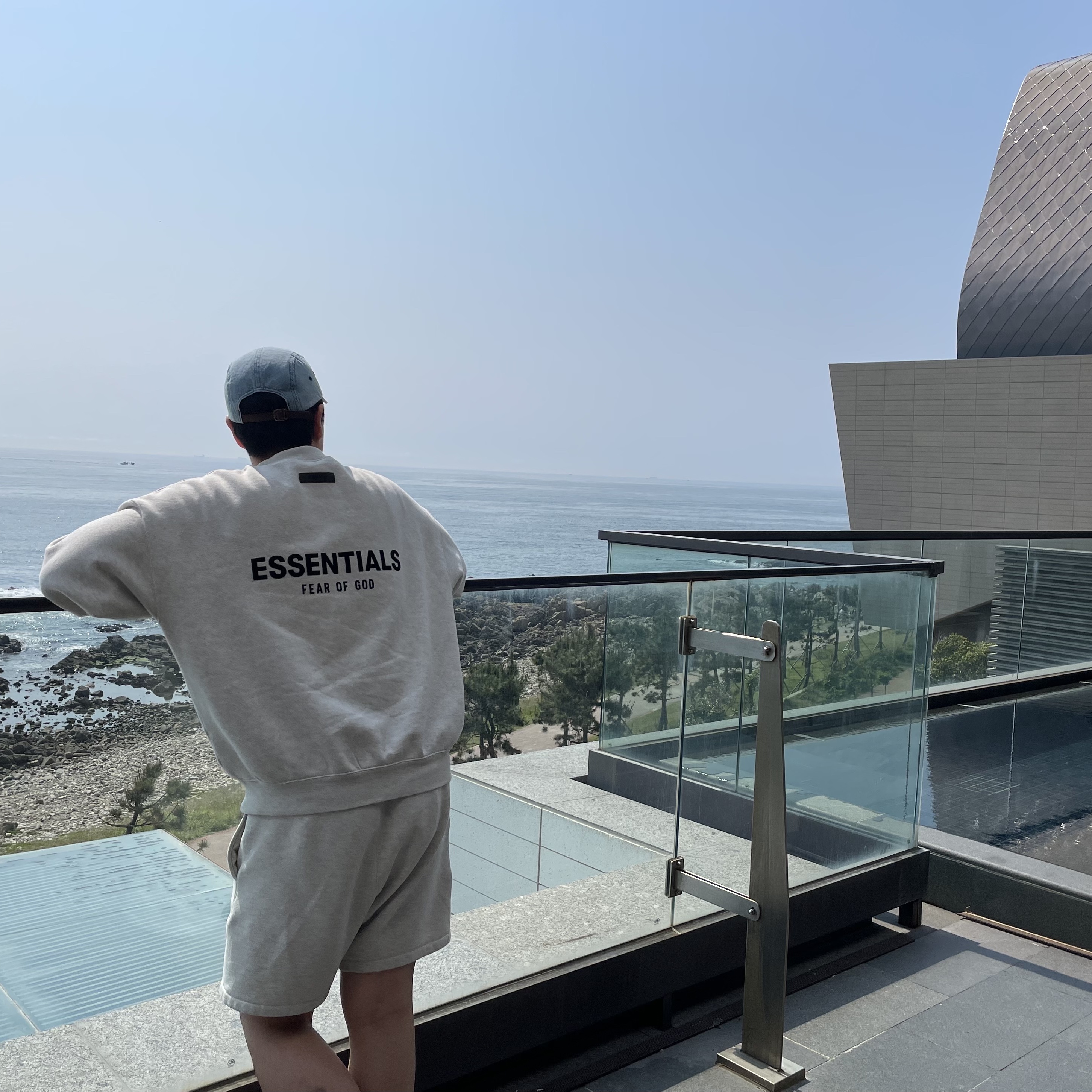 Essentials The Core Collection Crewneck Sweatshirt Light Oatmeal, Essentials The Core Collection Sweatshorts Light Oatmeal 착용 스타일