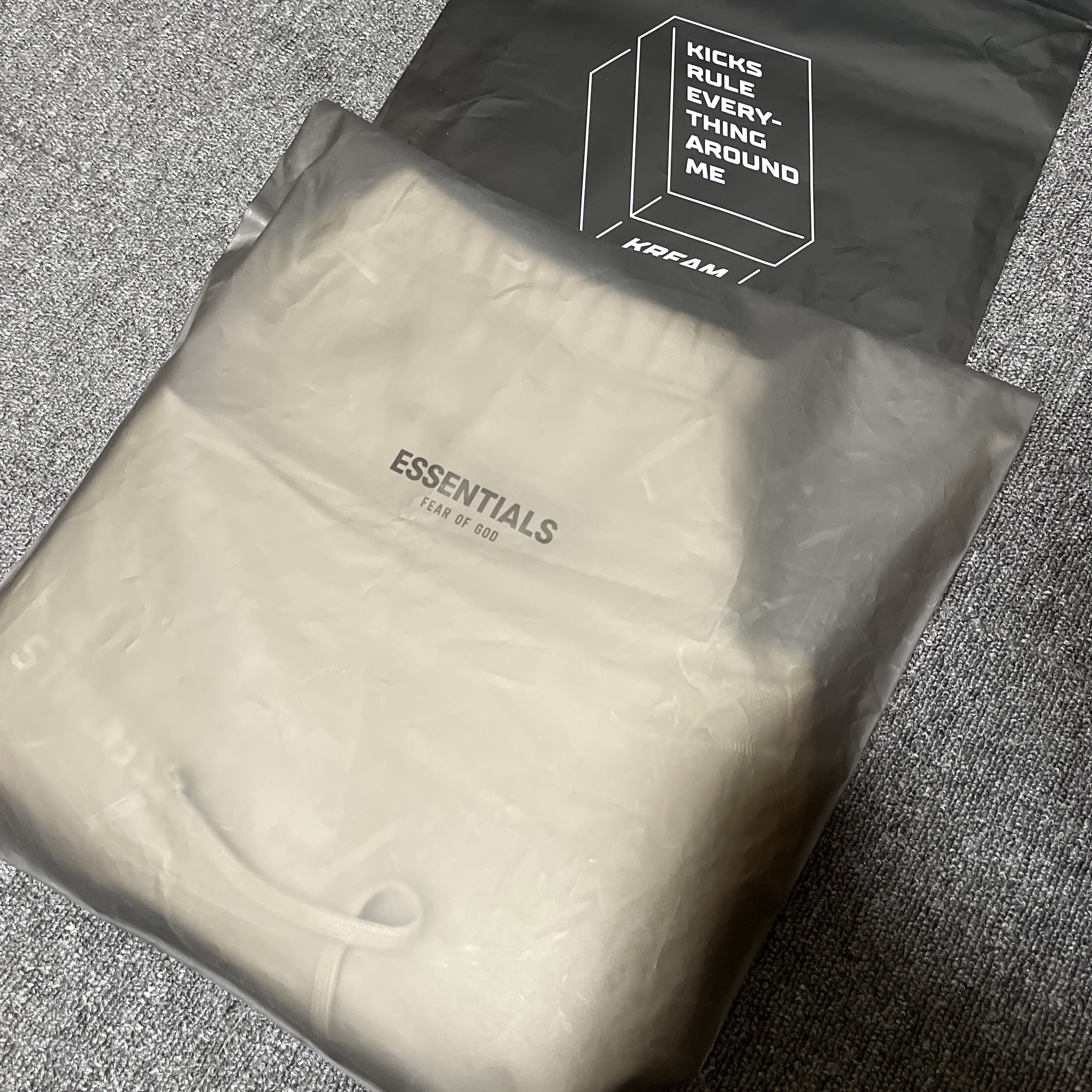 Essentials Sweatshorts Seal - 23SS 착용 스타일 - 2