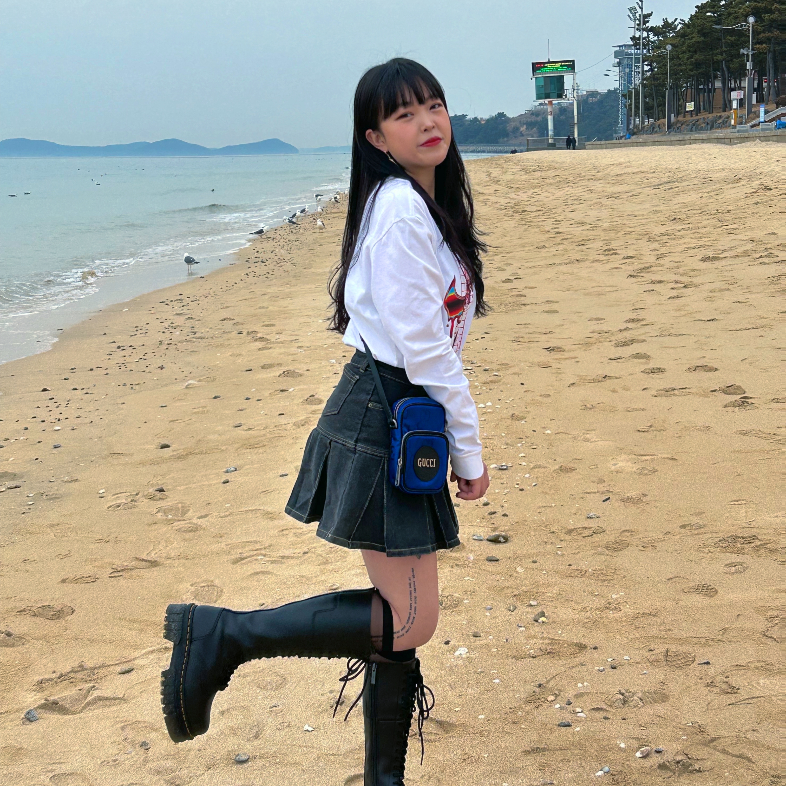 Gucci Off The Grid Shoulder Bag Dark Grey, (W) Dr. Martens Audrick 20 Eye Leather Knee High Platform Boots Black 착용 스타일 - 2