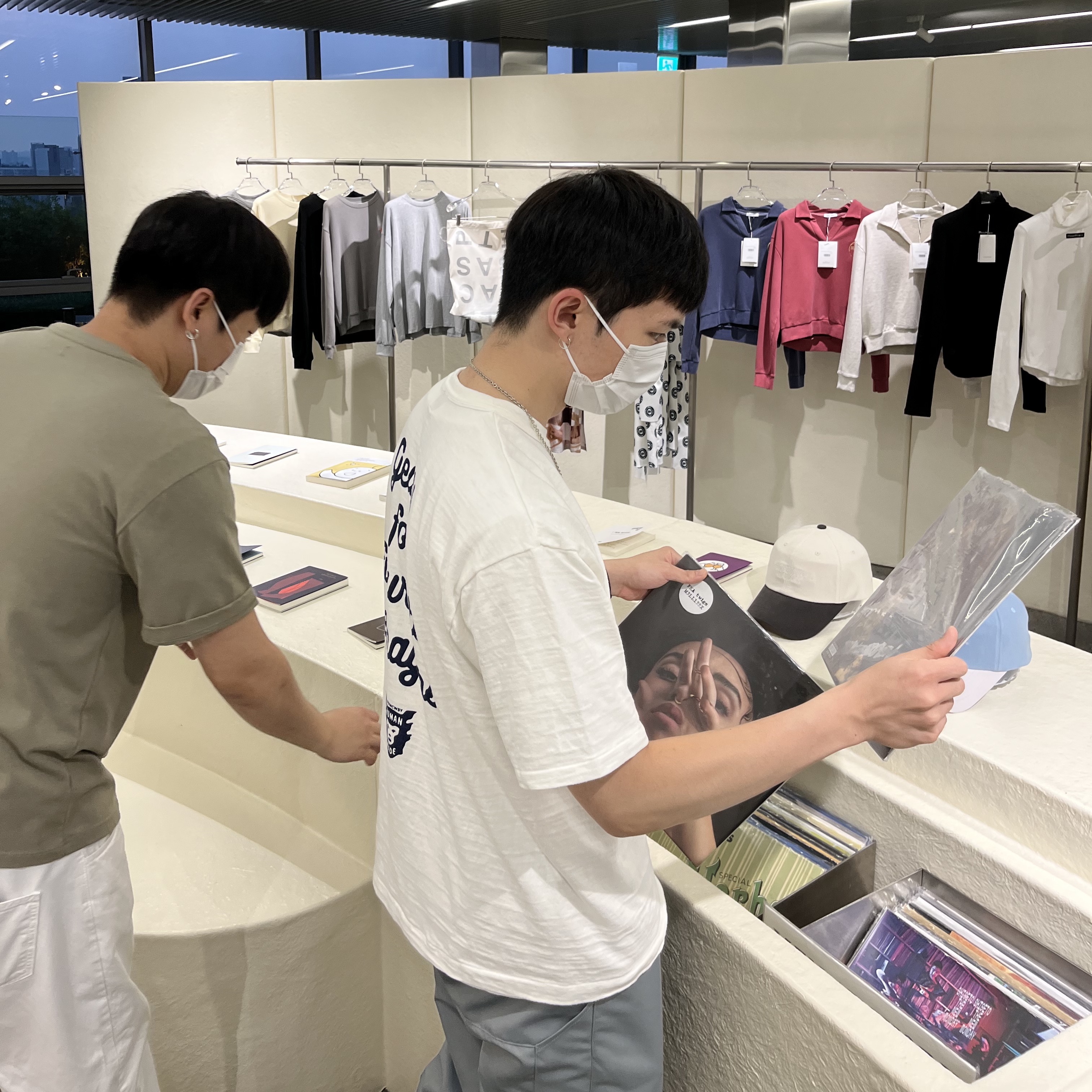 휴먼 메이드 네이비 하트 배지 티셔츠 화이트 착용 스타일