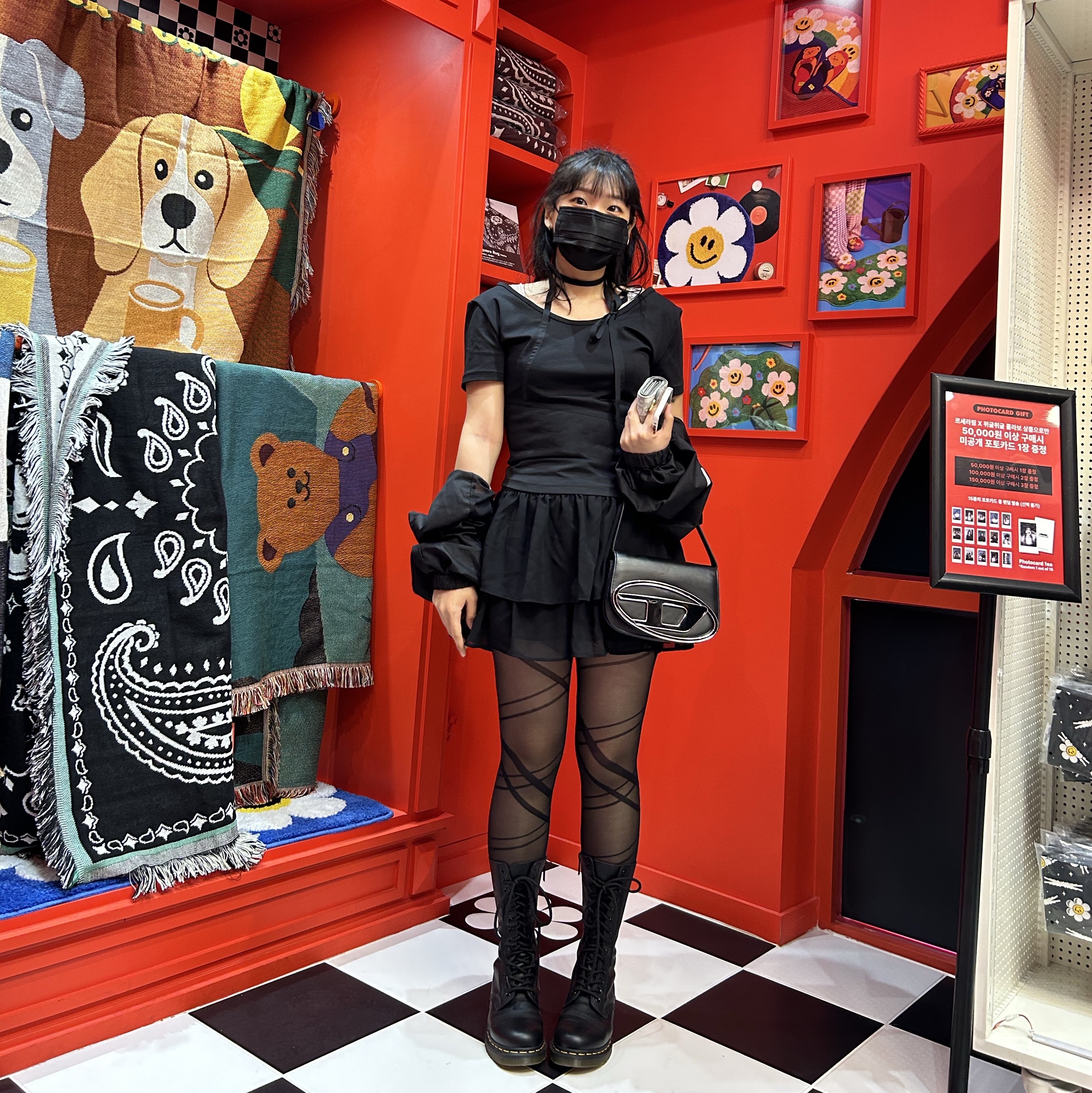 Diesel 1DR Shoulder Bag in Nappa Leather Black, (W) Dr. Martens 1460 Virginia Boots Black 착용 스타일 - 1