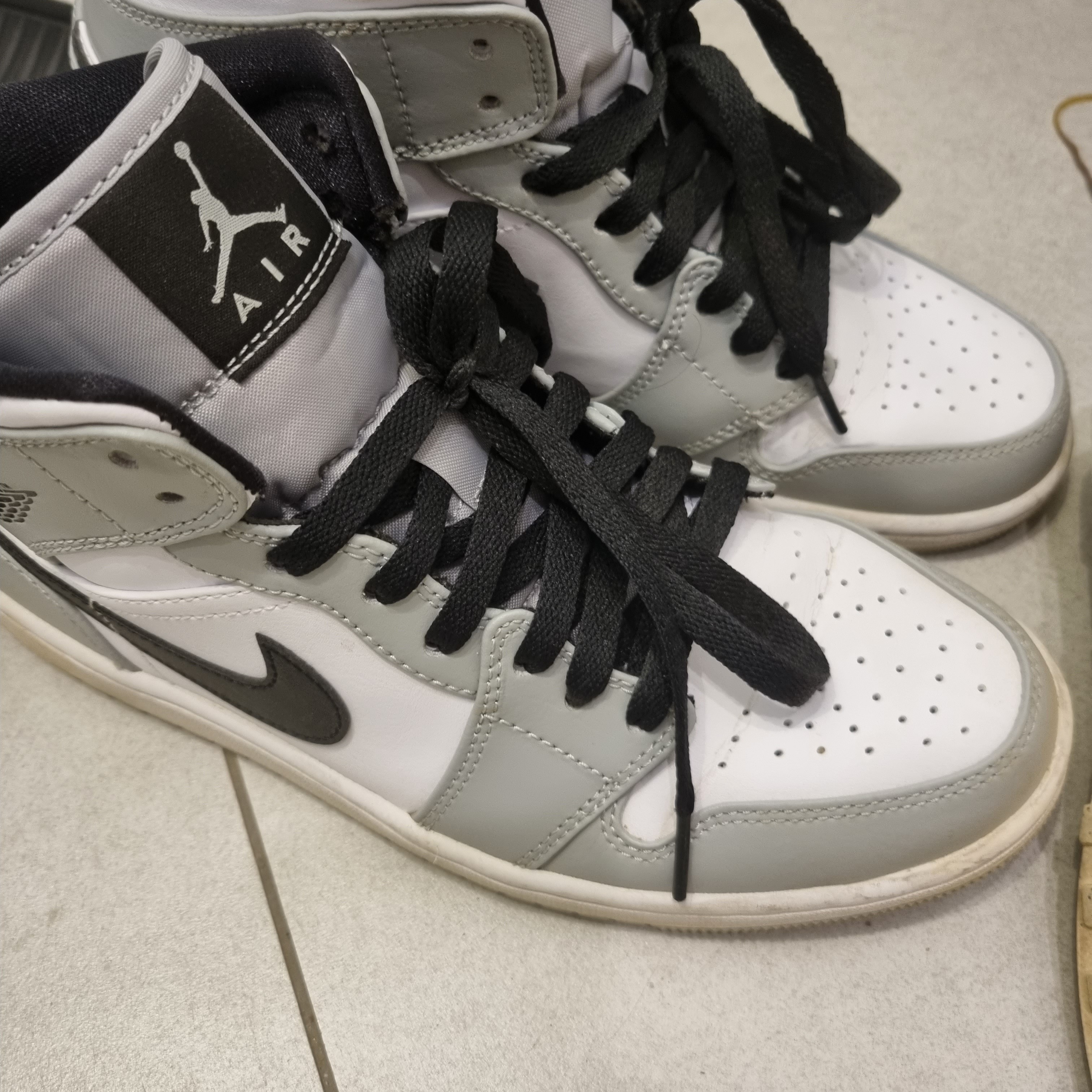 Jordan 1 Mid Light Smoke Grey 착용 스타일 - 2