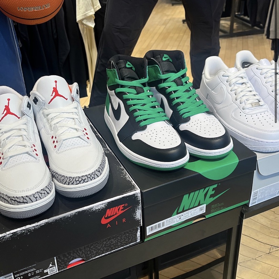 Jordan 1 Retro High OG Black and Lucky Green 착용 스타일
