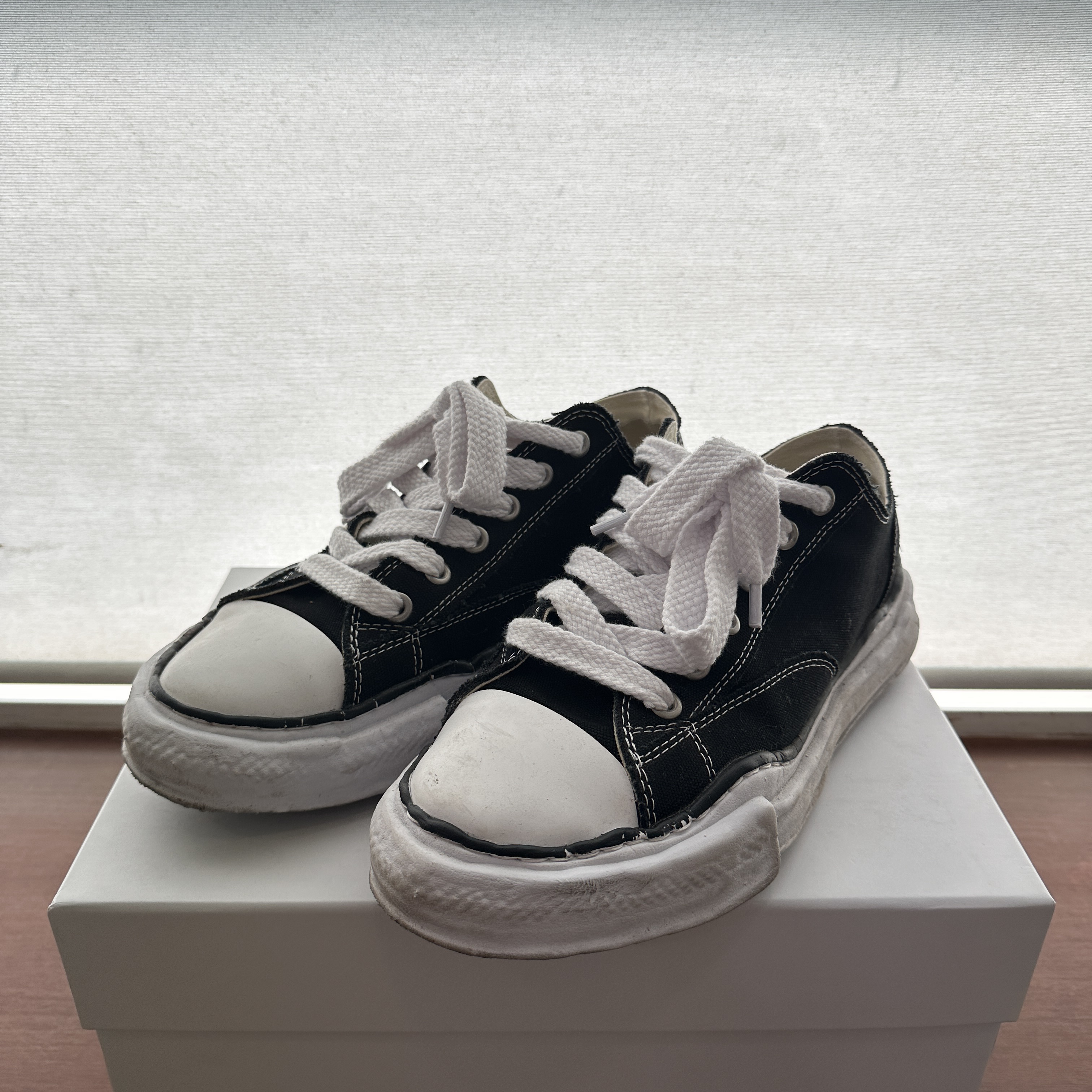 Maison Mihara Yasuhiro Peterson OG Sole Canvas Low Sneakers Black 착용 스타일
