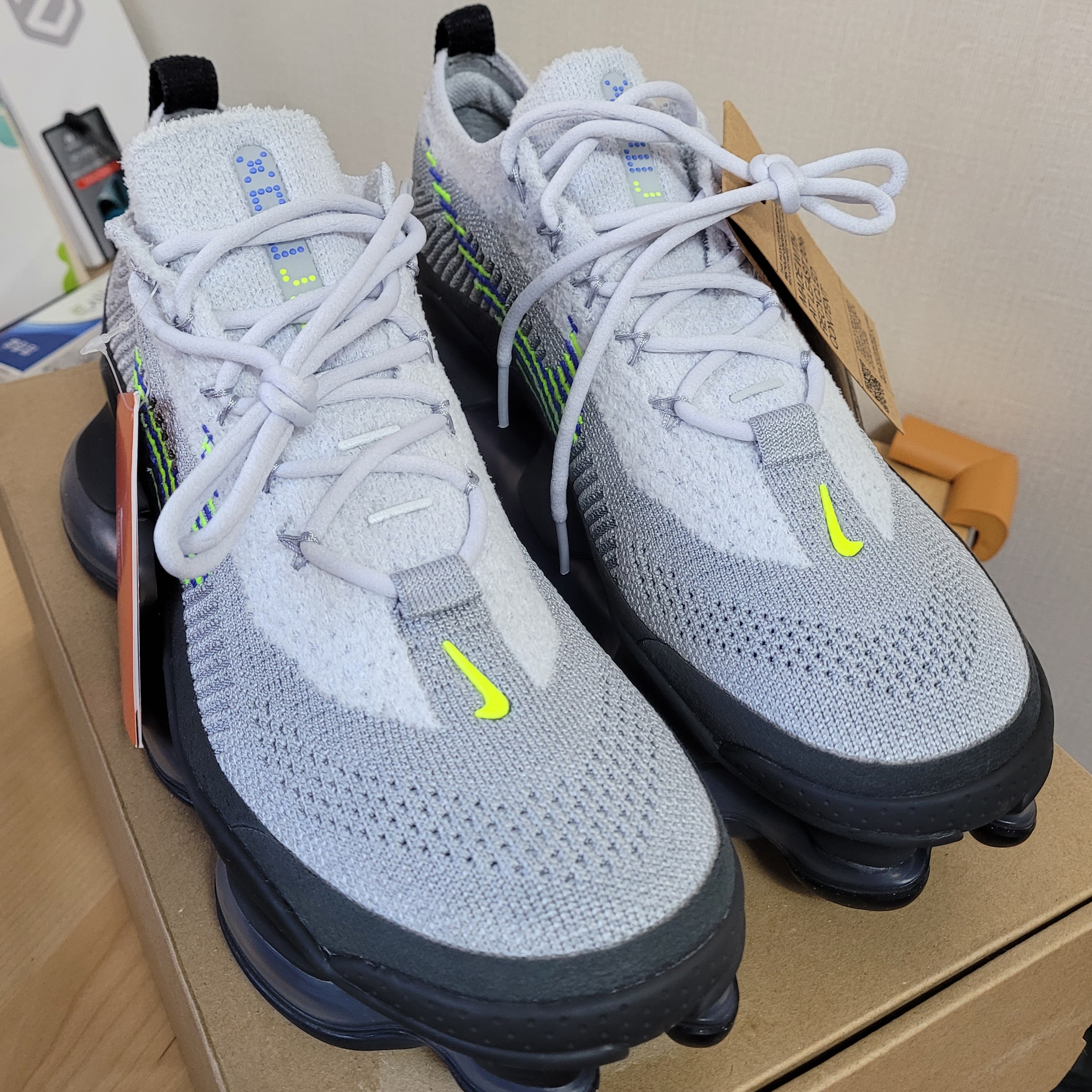 Nike Air Max Scorpion Flyknit Dark Smoke Grey 착용 스타일