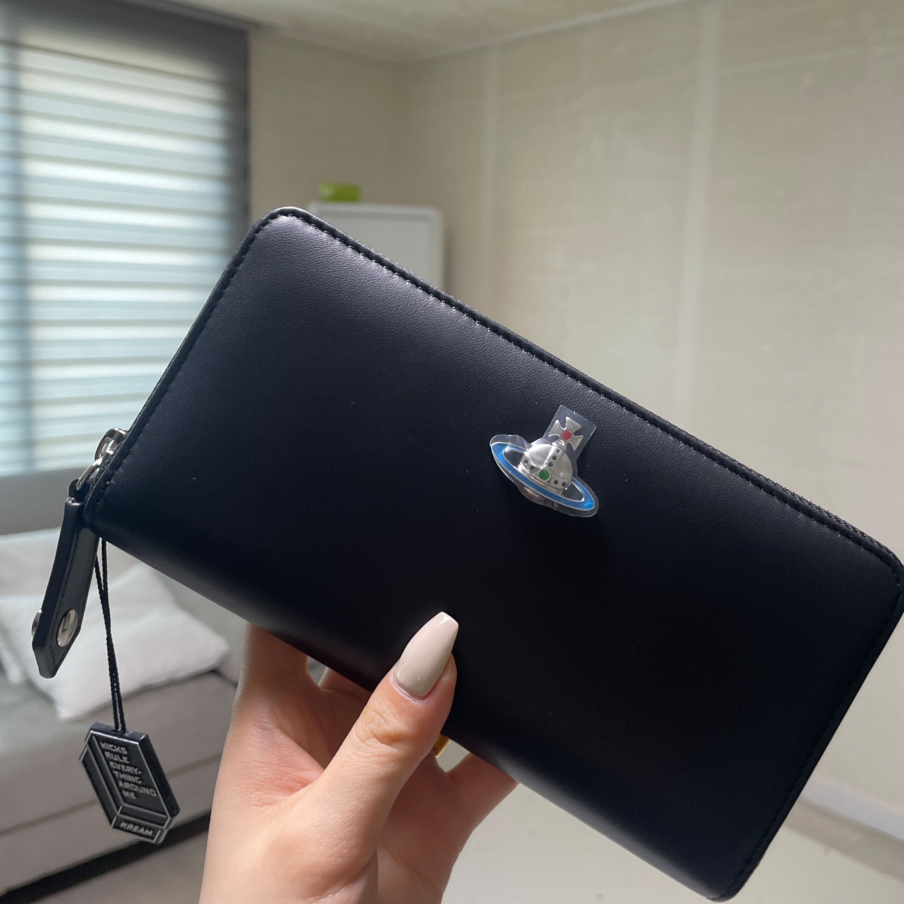 Vivienne Westwood Nappa Classic Zip Around Wallet Black 착용 스타일