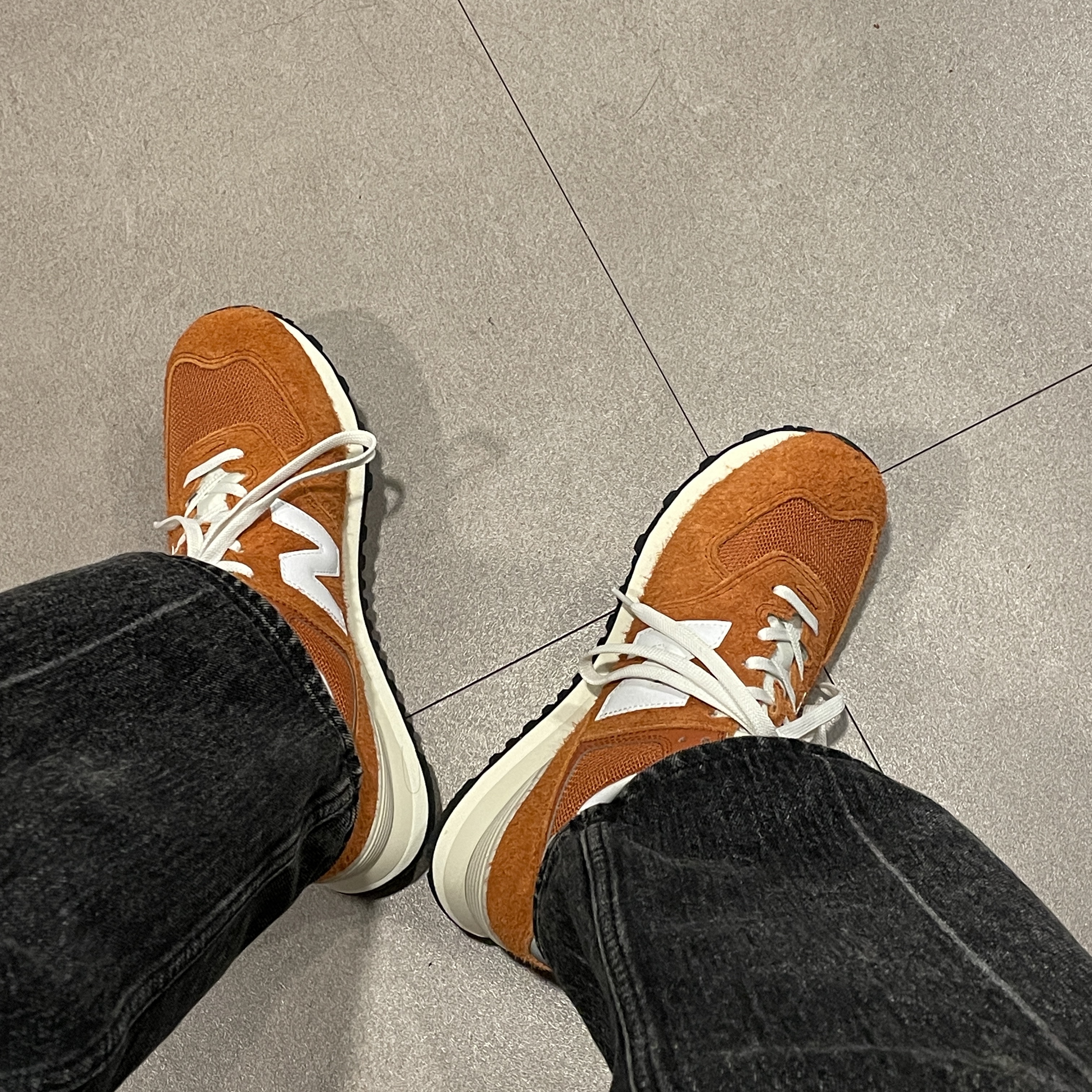 New Balance 574 Heritage Orange Burst White 착용 스타일
