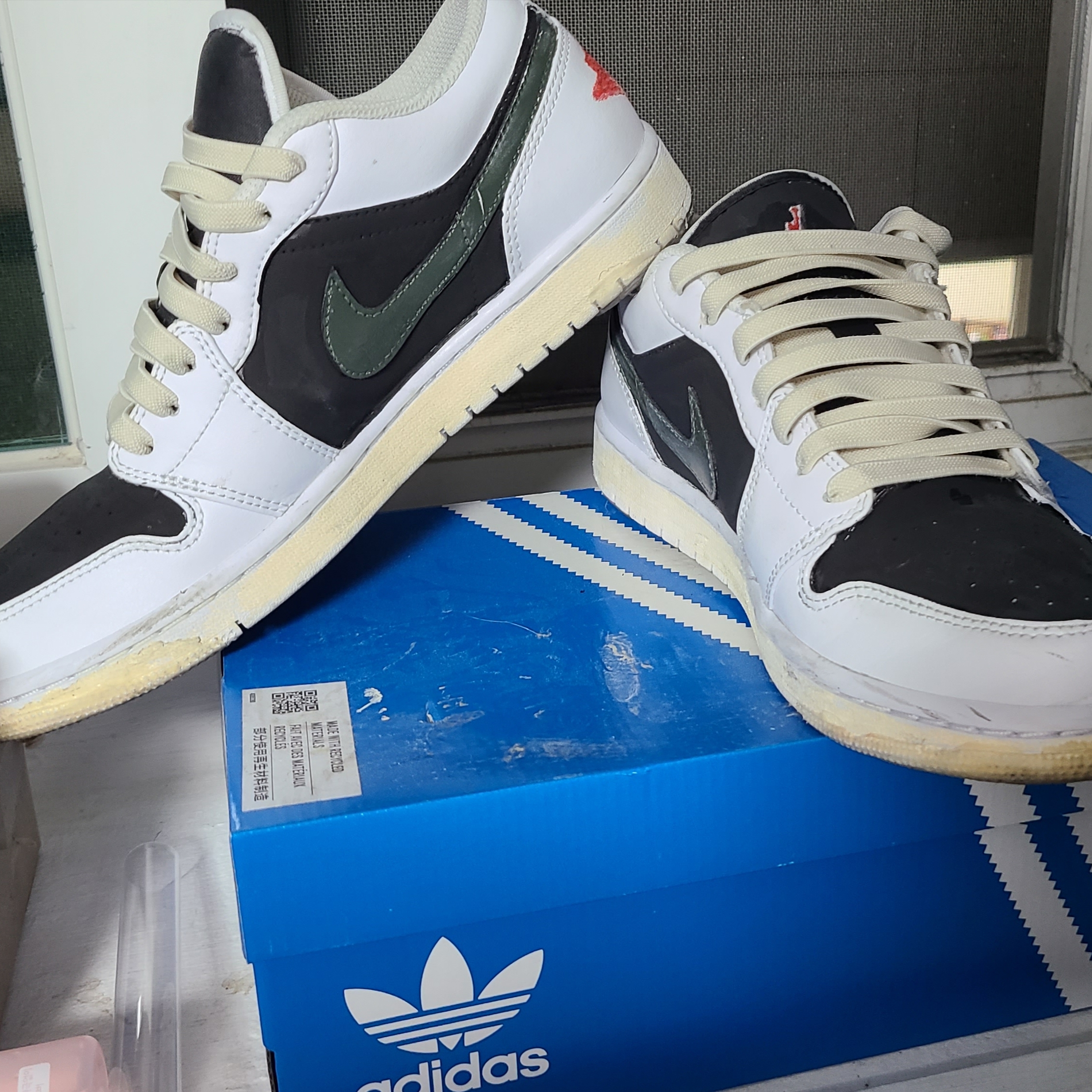 Jordan 1 Low Triple White, (W) Jordan 1 x Travis Scott Retro Low OG SP Medium Olive 착용 스타일
