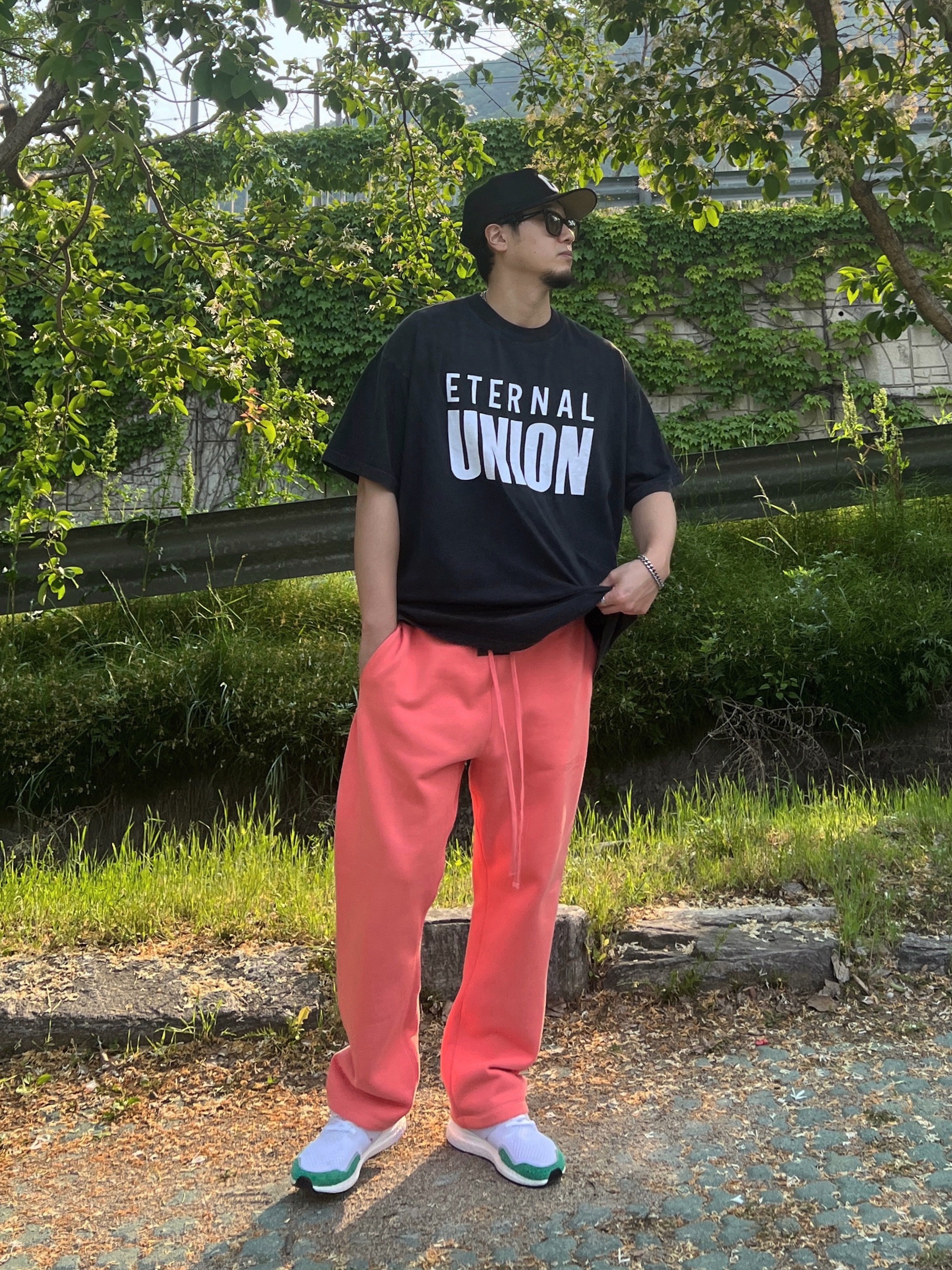 Essentials Relaxed Sweatpants Coral - 22FW, Adidas Ultraboost 1.0 DNA Cloud White Green 착용 스타일
