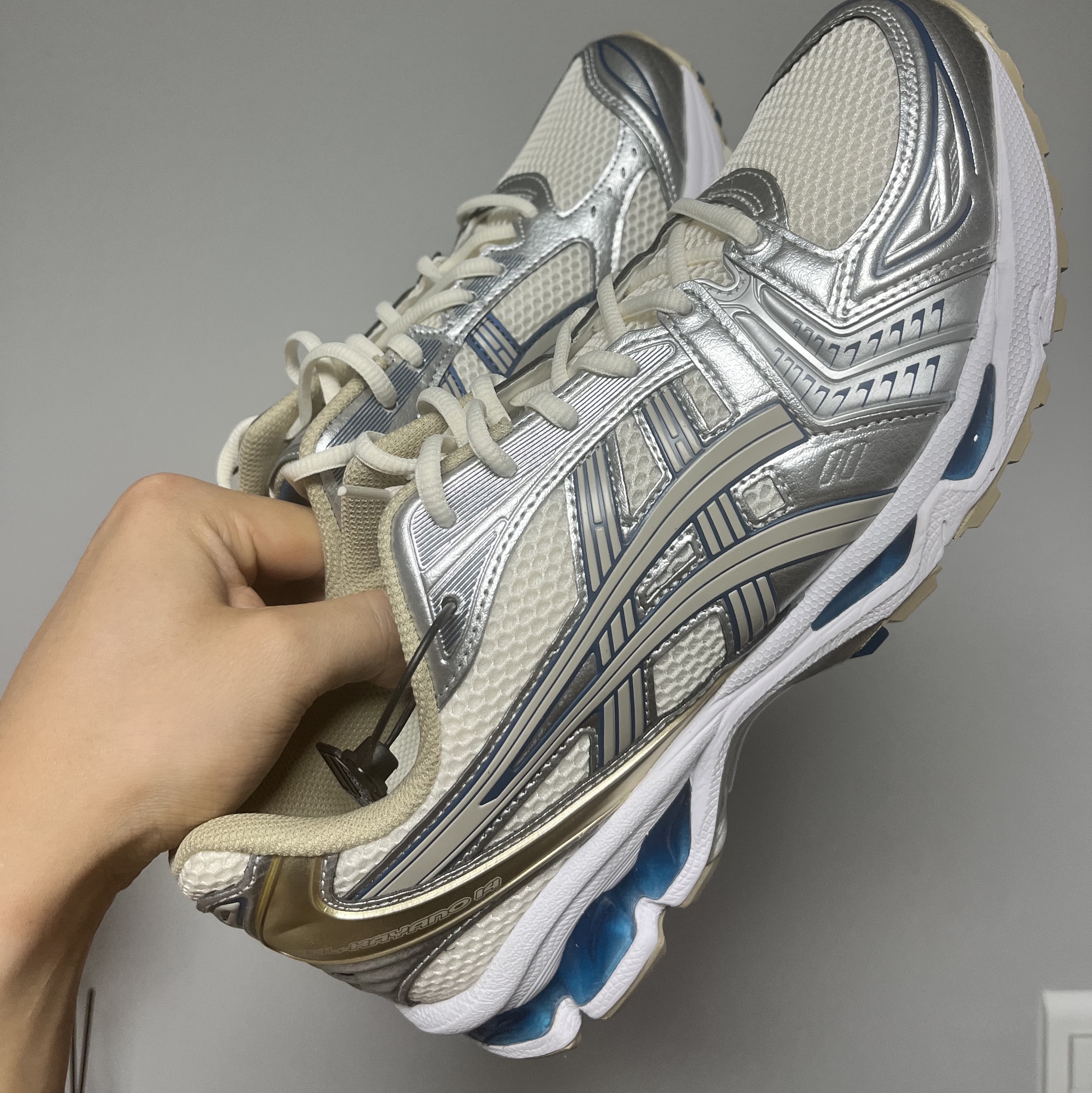 Asics Gel-Kayano 14 Cream Pure Silver 착용 스타일