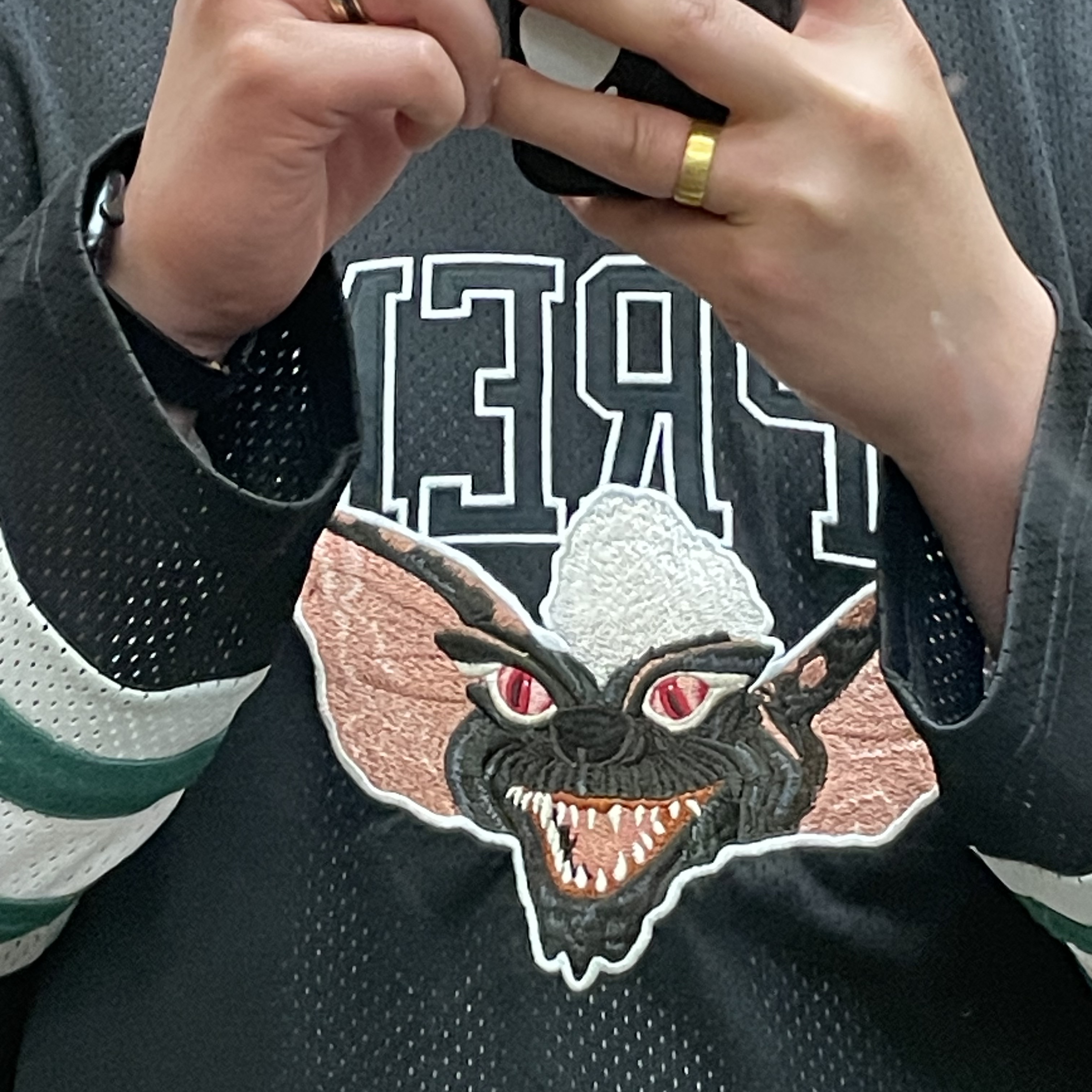 Supreme Gremlins Hockey Jersey Black - 22FW 착용 스타일