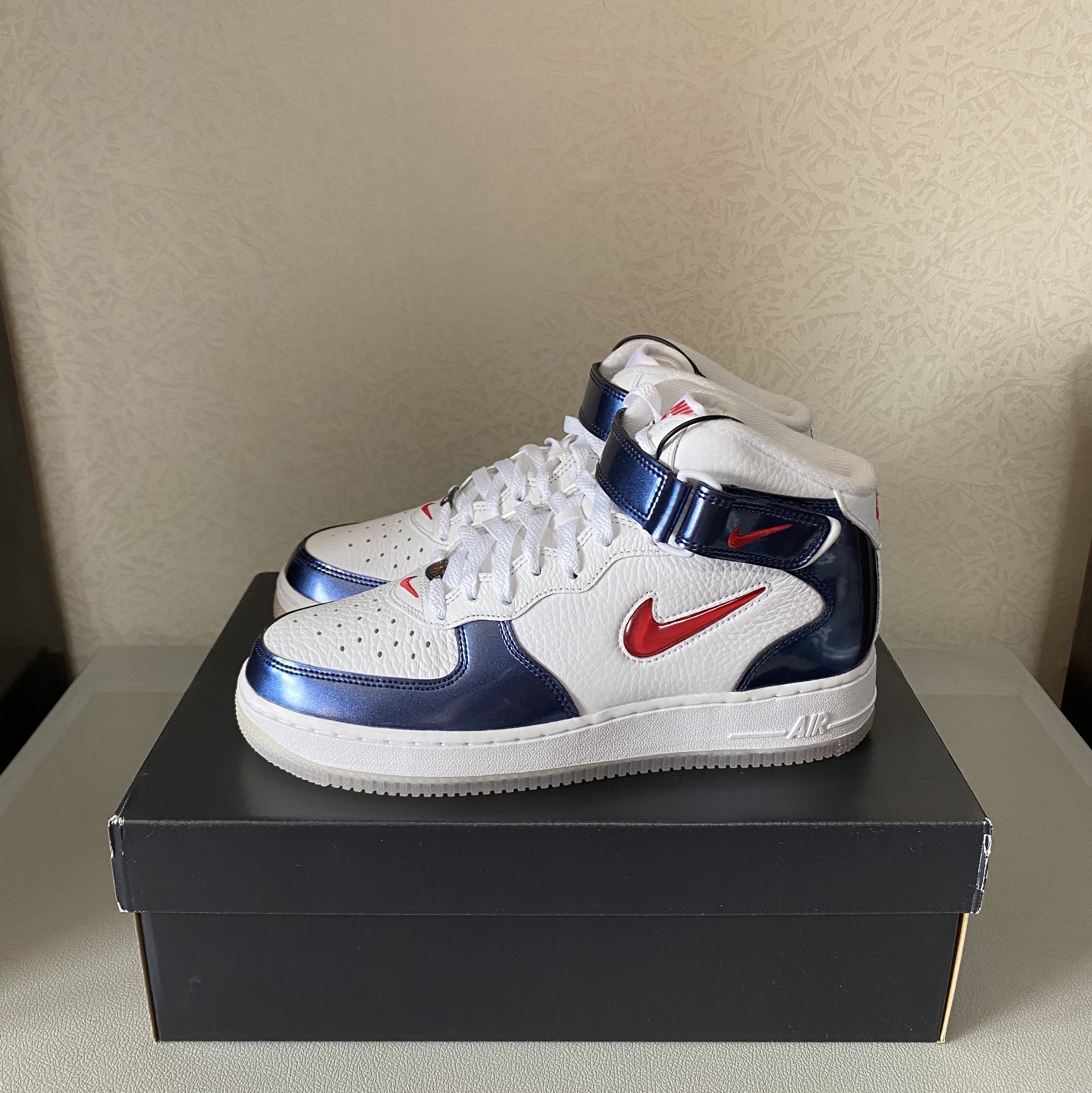 Nike Air Force 1 Mid QS University Red and Midnight Navy 착용 스타일