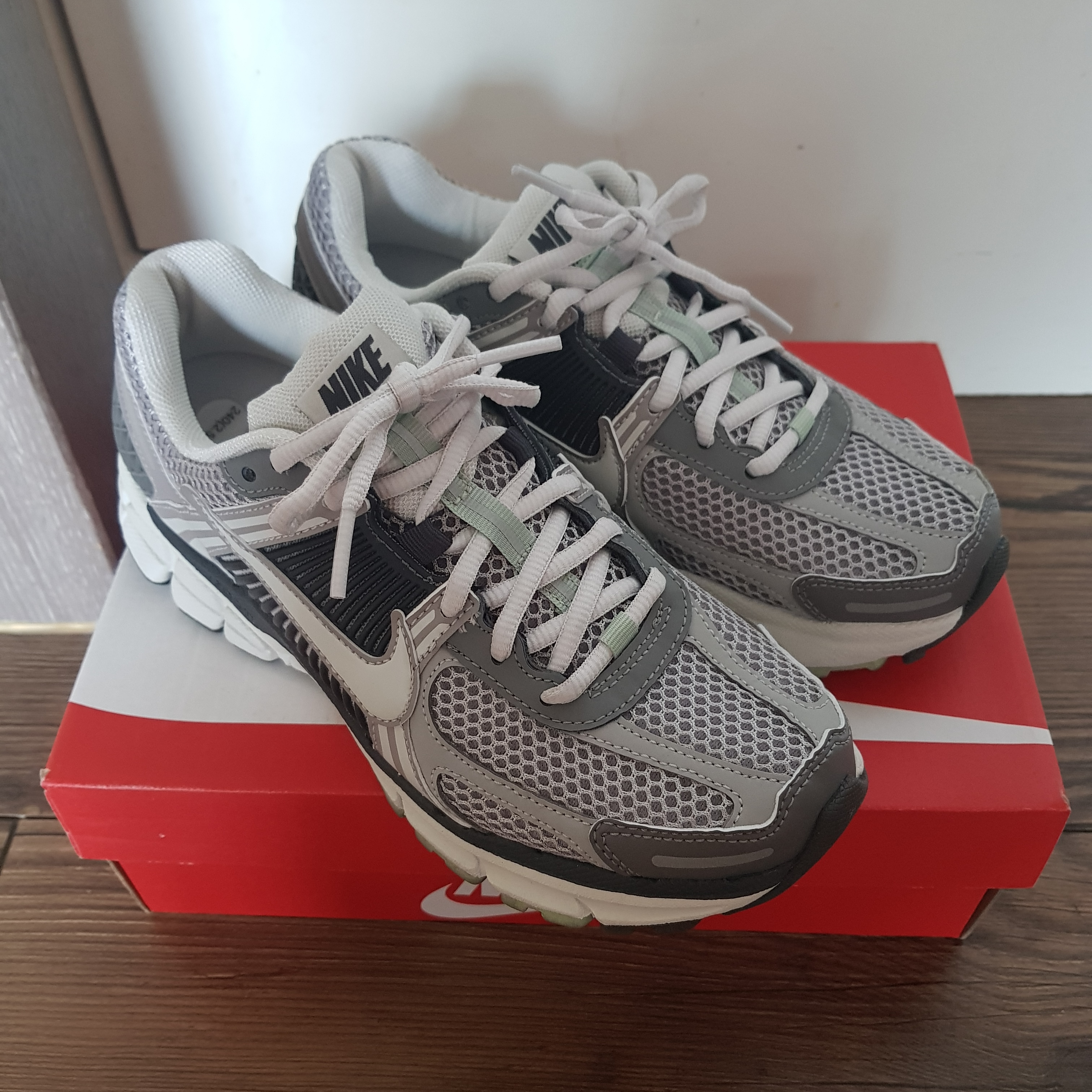 (W) Nike Zoom Vomero 5 Cobblestone and Flat Pewter 착용 스타일