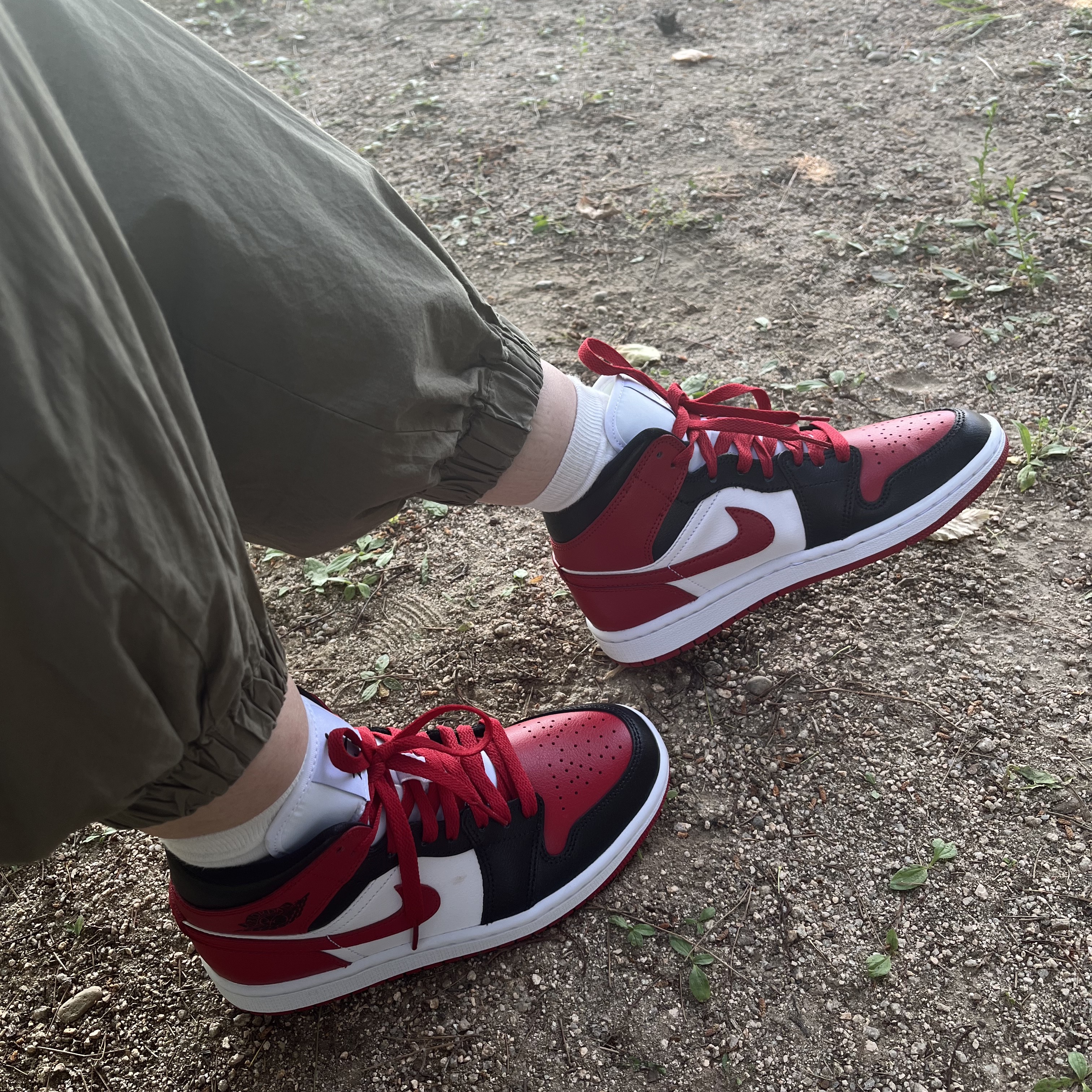 (W) Jordan 1 Mid Black and Gym Red 착용 스타일 - 1