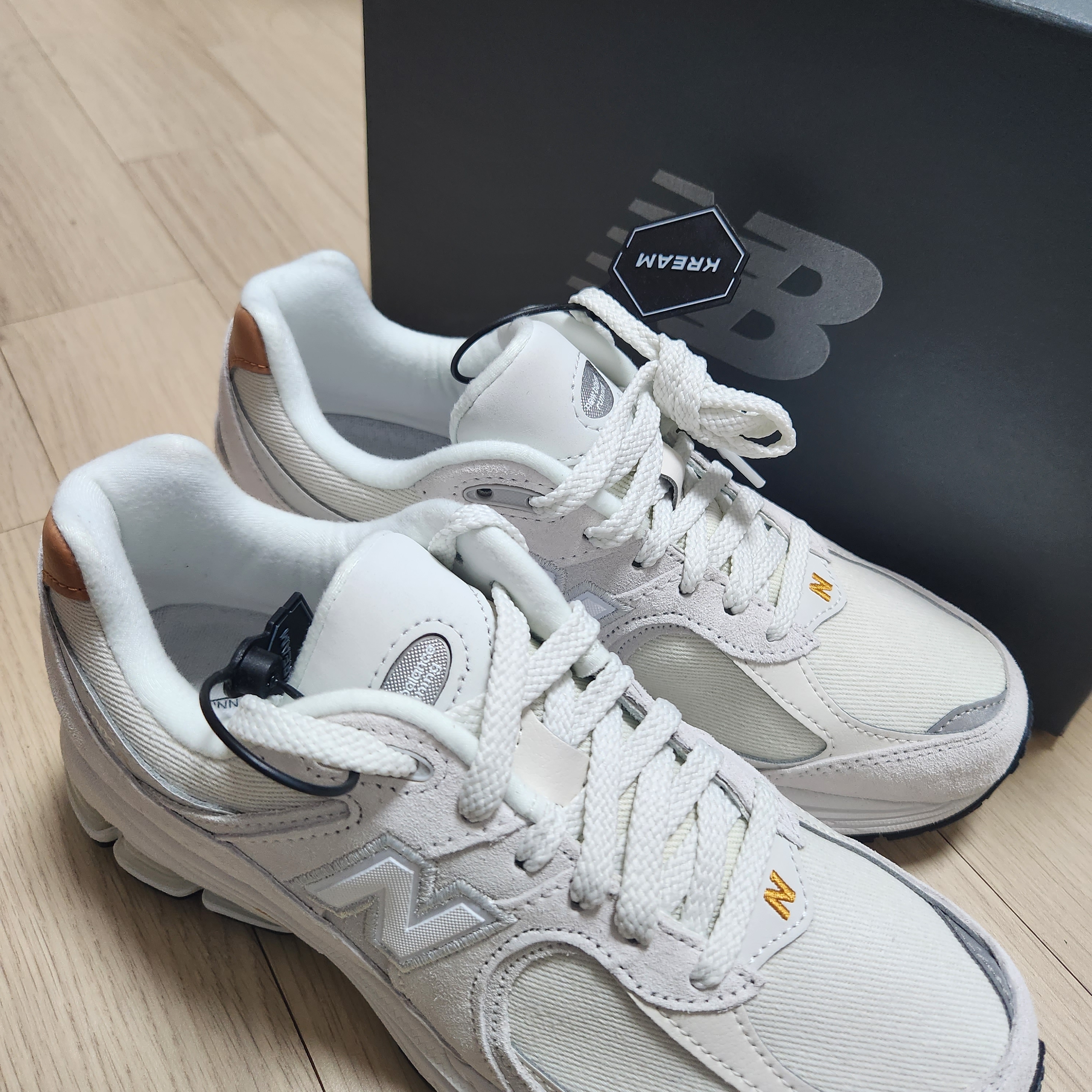 New Balance 2002R Reflection Sepia Sea Salt 착용 스타일