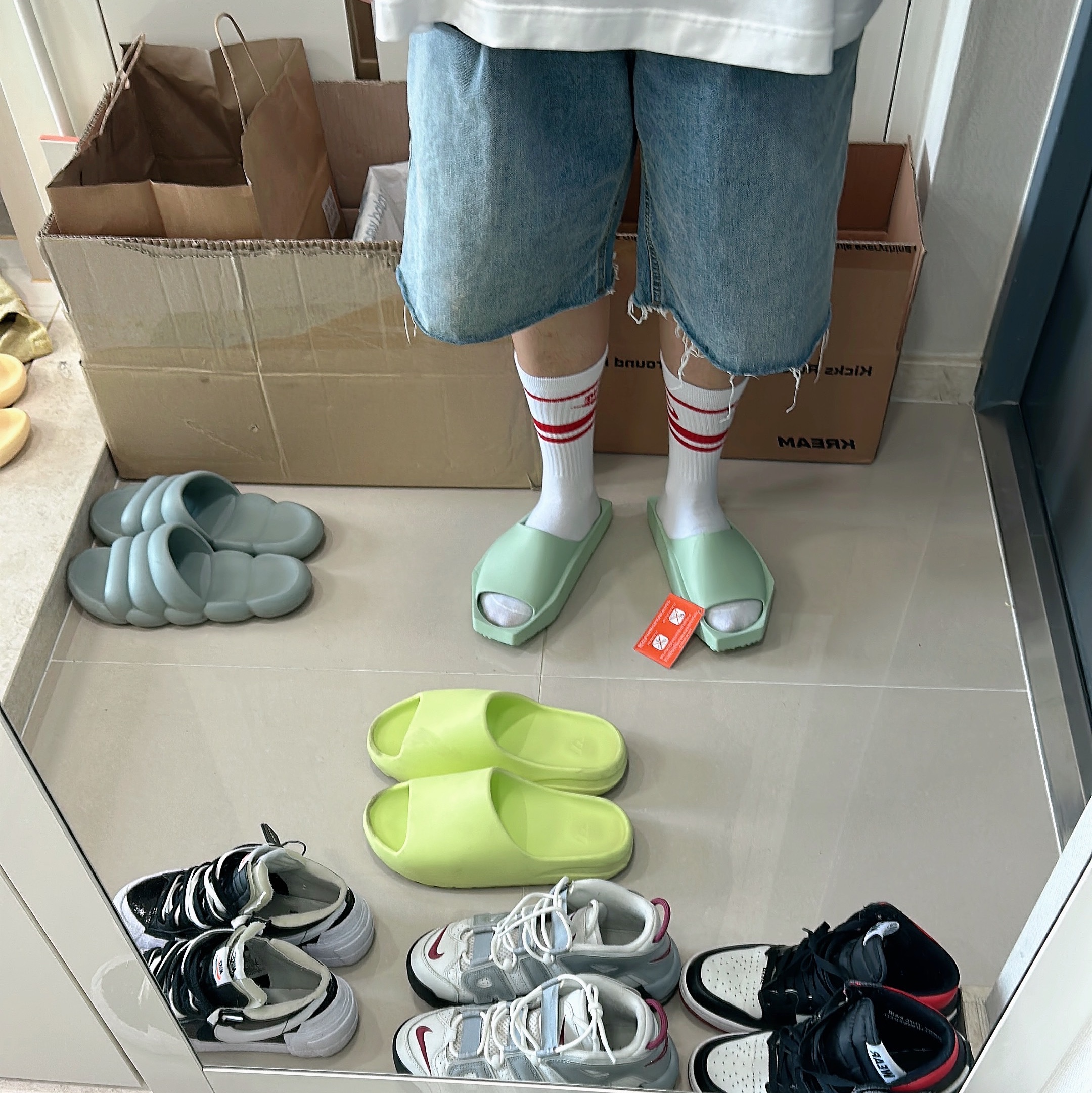 (W) Jordan Hex Slide Pistachio Frost, Nike x Sacai Blazer Low Black Patent Leather 착용 스타일 - 3