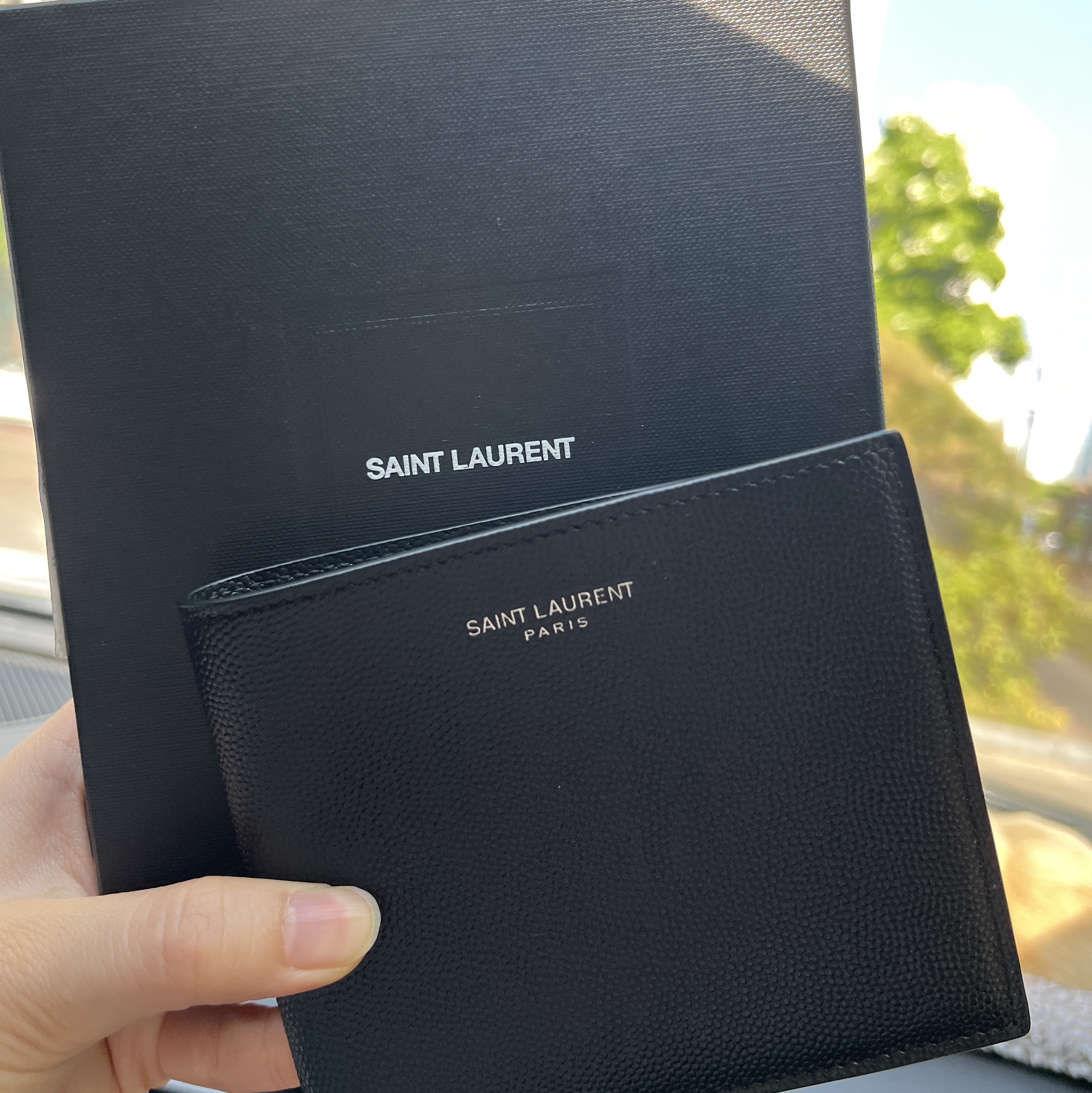 Saint Laurent East/West Wallet in Grain De Poudre Embossed Leather Black 착용 스타일