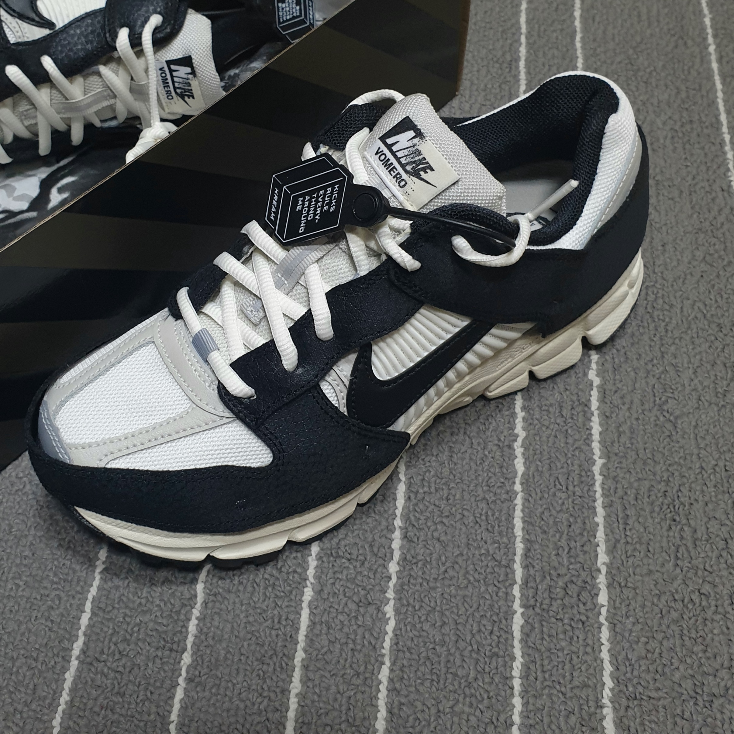 (W) Nike Zoom Vomero 5 Wolf Grey and Black 착용 스타일