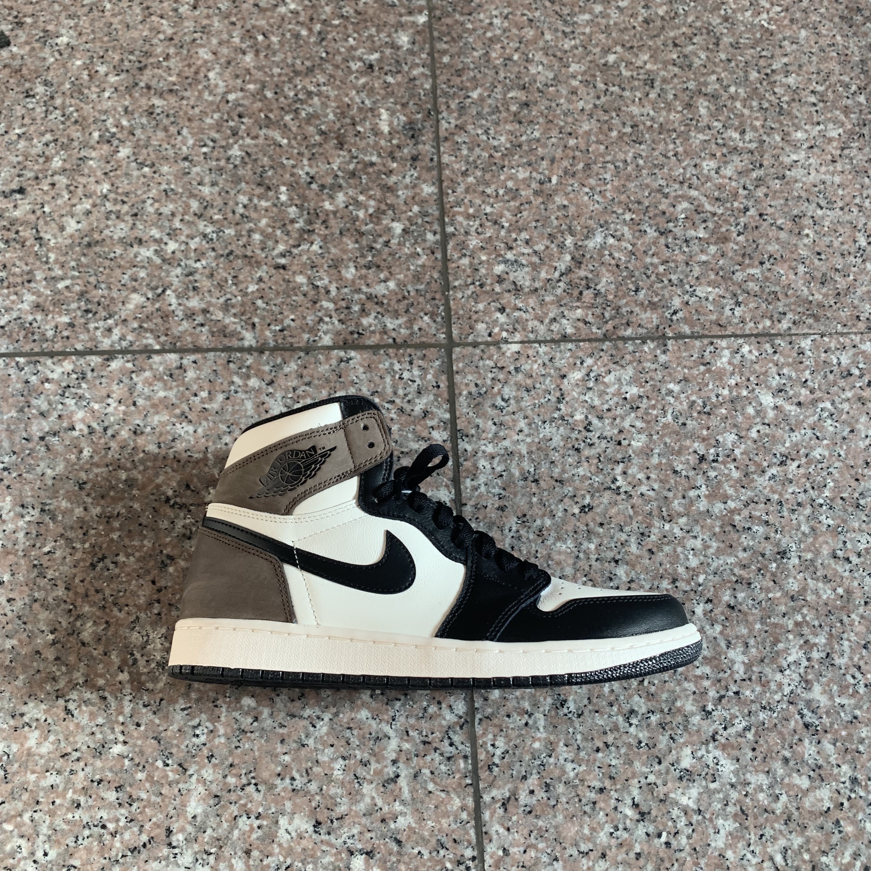 Jordan 1 Retro High OG Black Mocha 착용 스타일